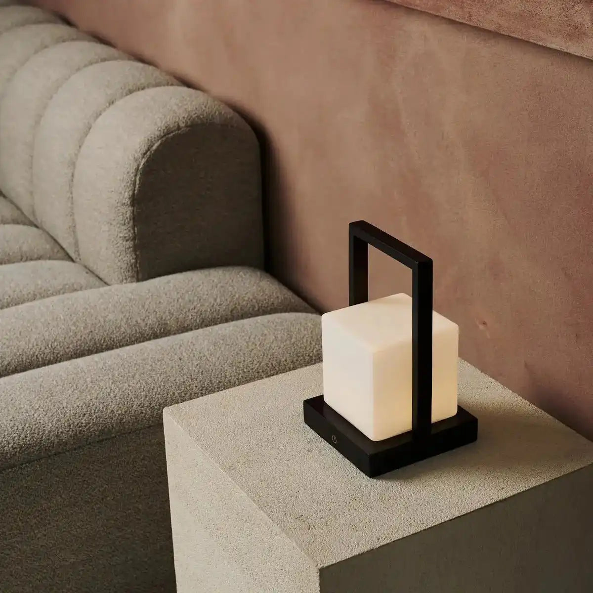 Noah dunkelbraune hölzerne wiederaufladbare Tischlampe mit Glas und Holzgriff