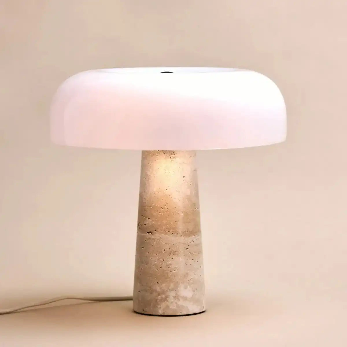 Emily Travertin-Lampe – elegantes handgefertigtes Design mit Glasschirm