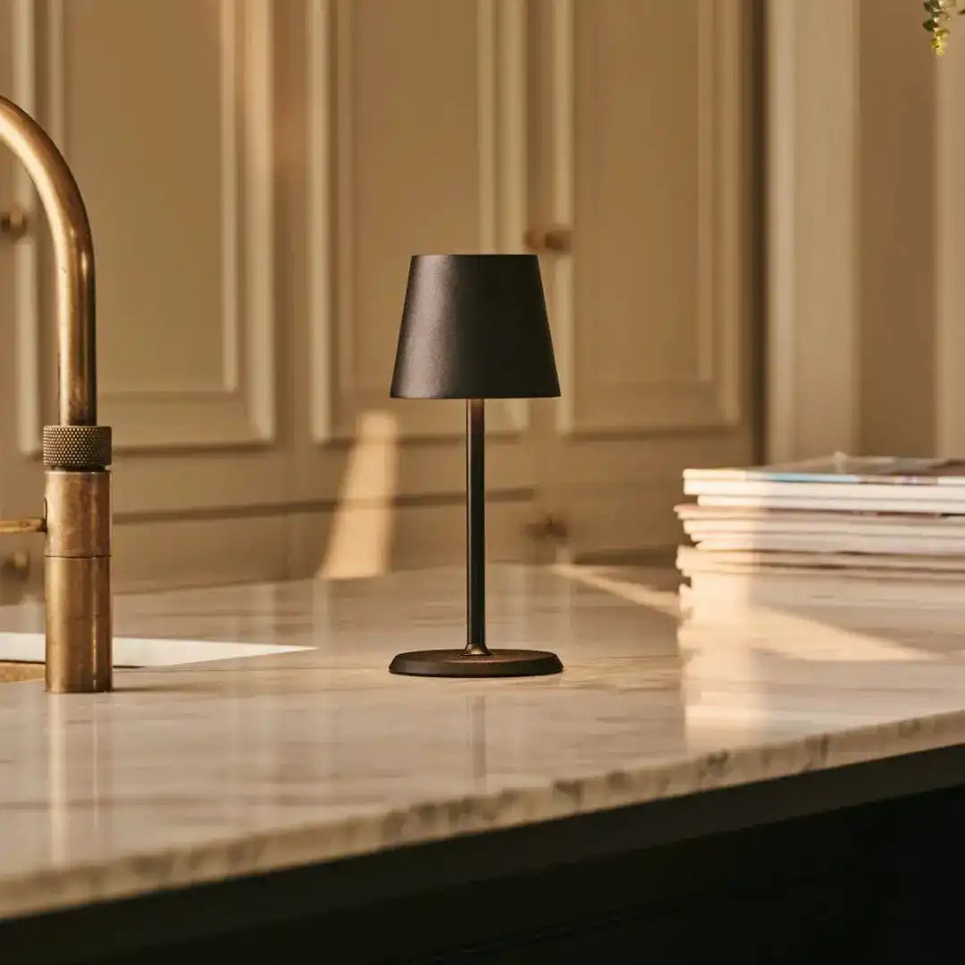 James Black wiederaufladbare Tischlampe aus Eisen – kabellos, dimmbar und elegant