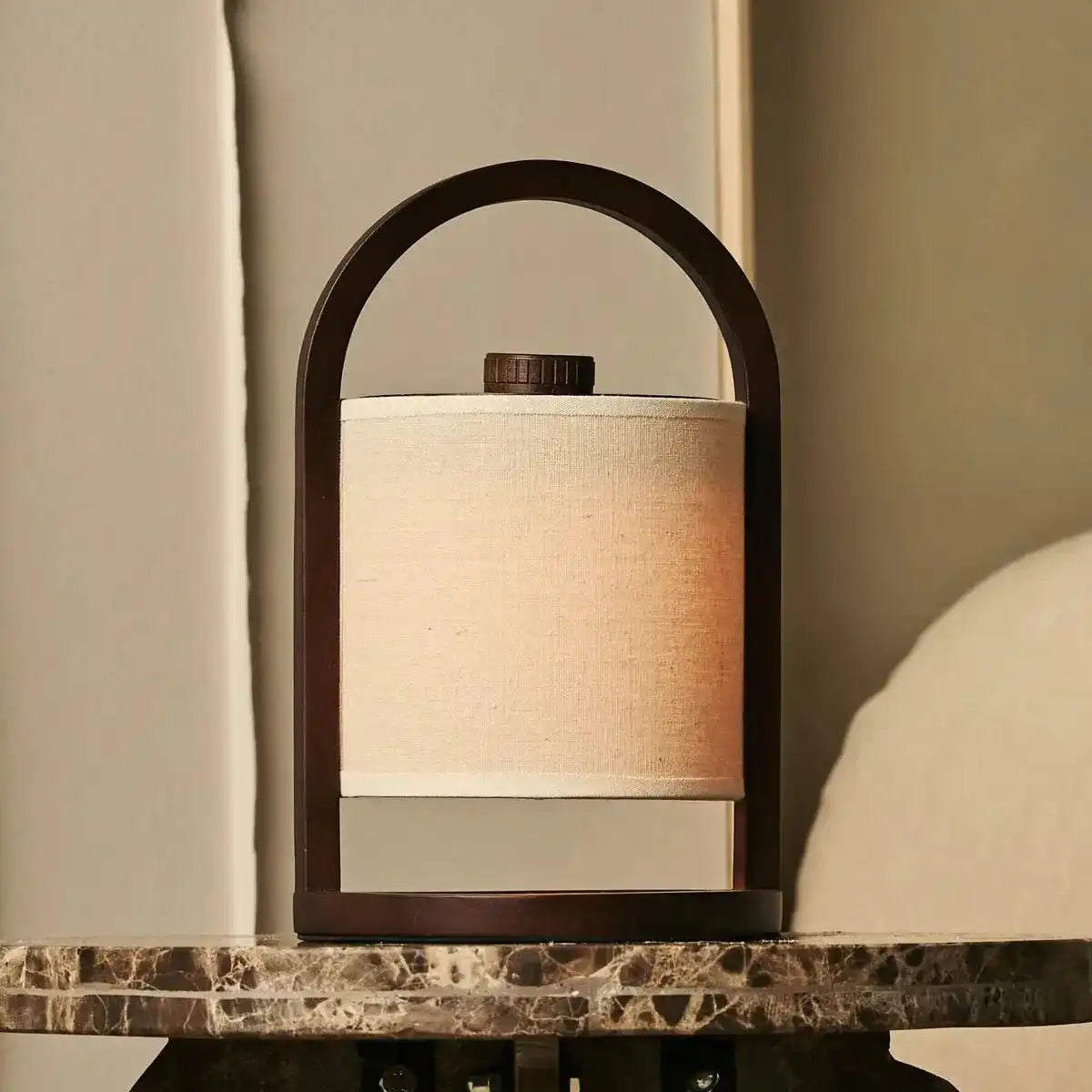River Dunkelbraune kabellose Holzlampe – wiederaufladbar und dimmbar