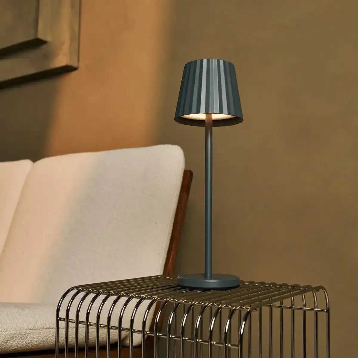 Maya Stone Grey Rippes Tischlampe aus Eisen - dimmbare Lampe und 3 Lichtmodi, wiederaufladbar über drahtlose Ladestation