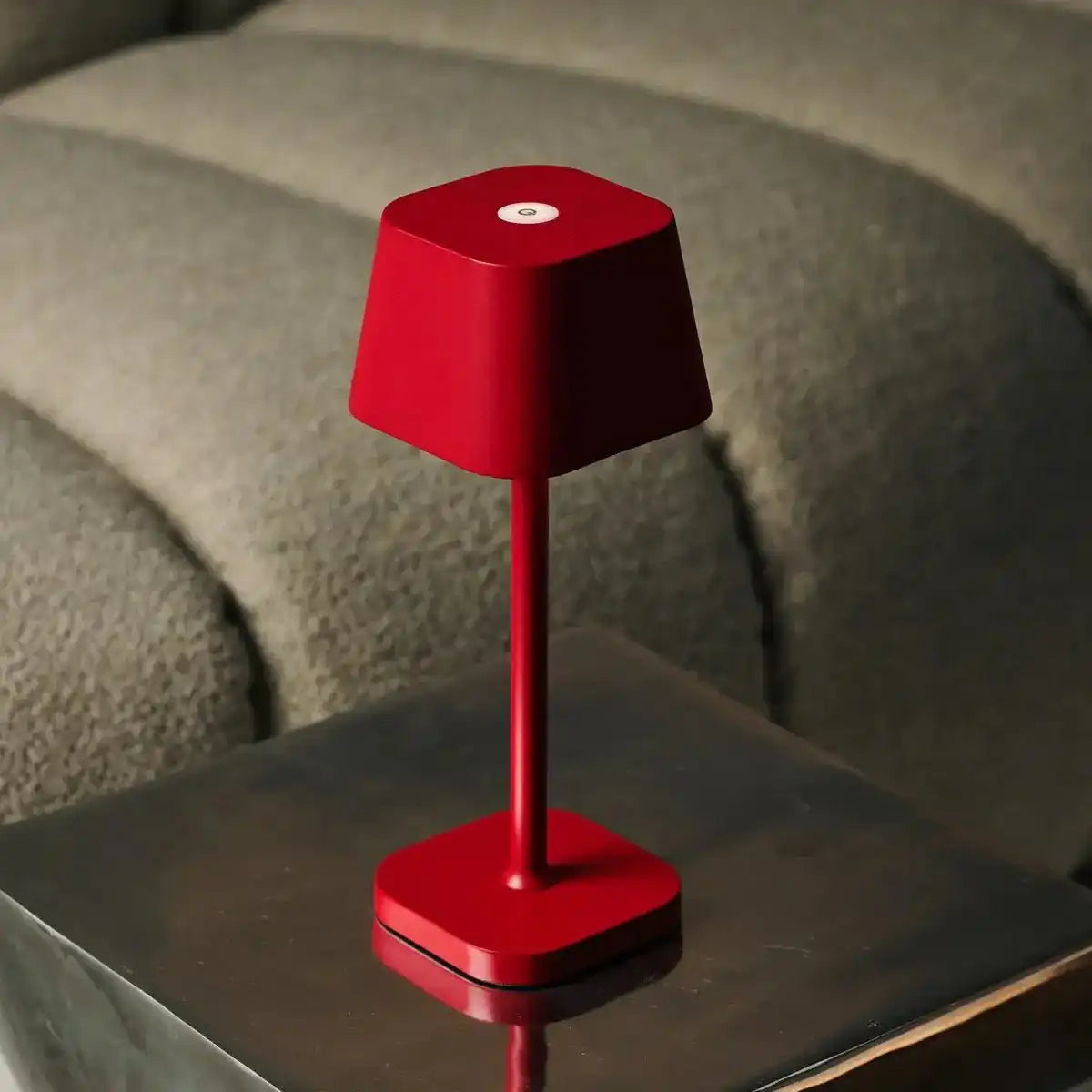 Ava Berry Red wiederaufladbare Tischlampe | Stilvoller, schnurloser Lampe und dimmbar