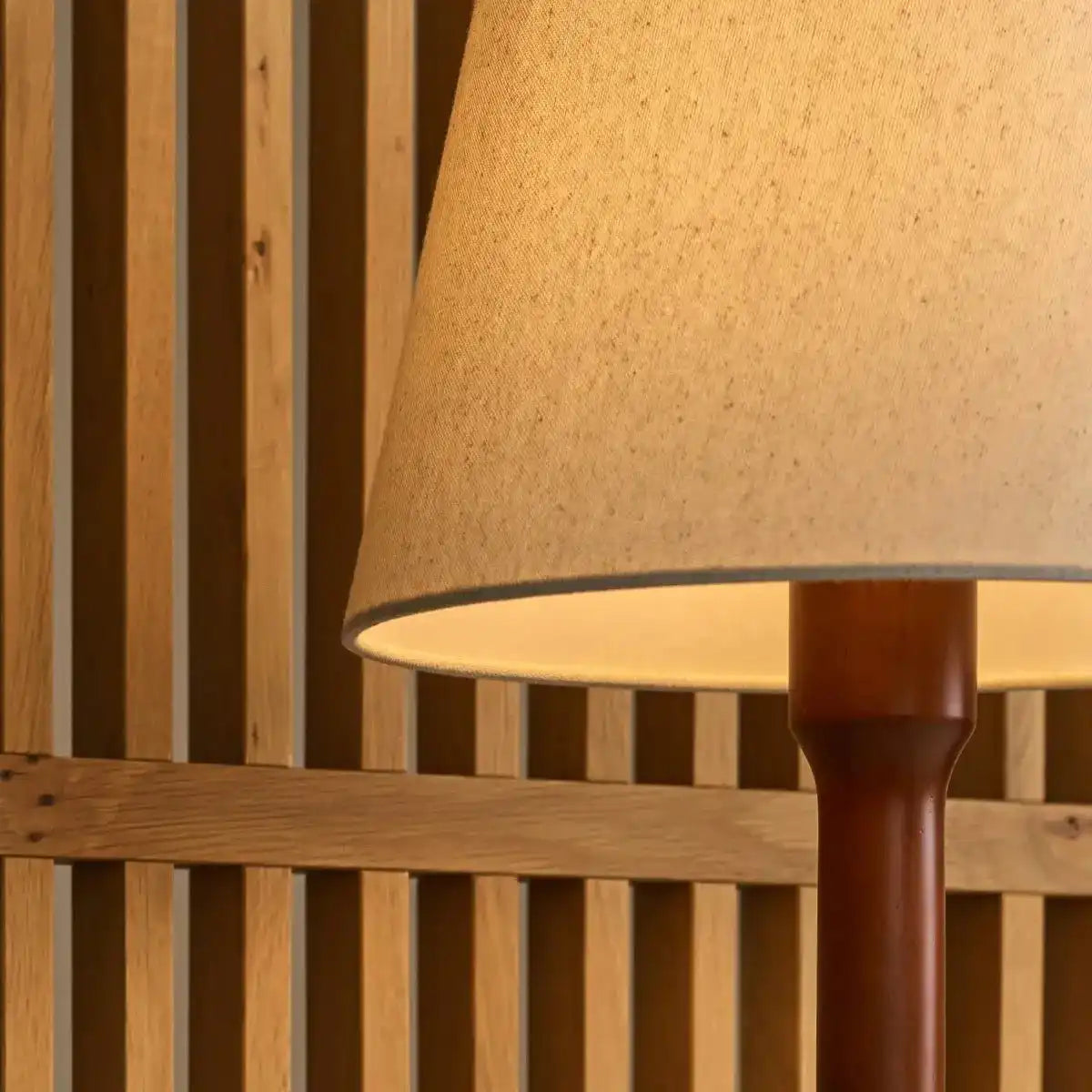 Nova Kastanienbraune Lampe mit Holzsockel | Stilvolle Wohn- und Schlafzimmerbeleuchtung