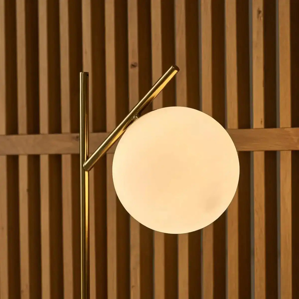 Madison Marmorlampe mit Milchglaskugel – Elegante Tischlampe