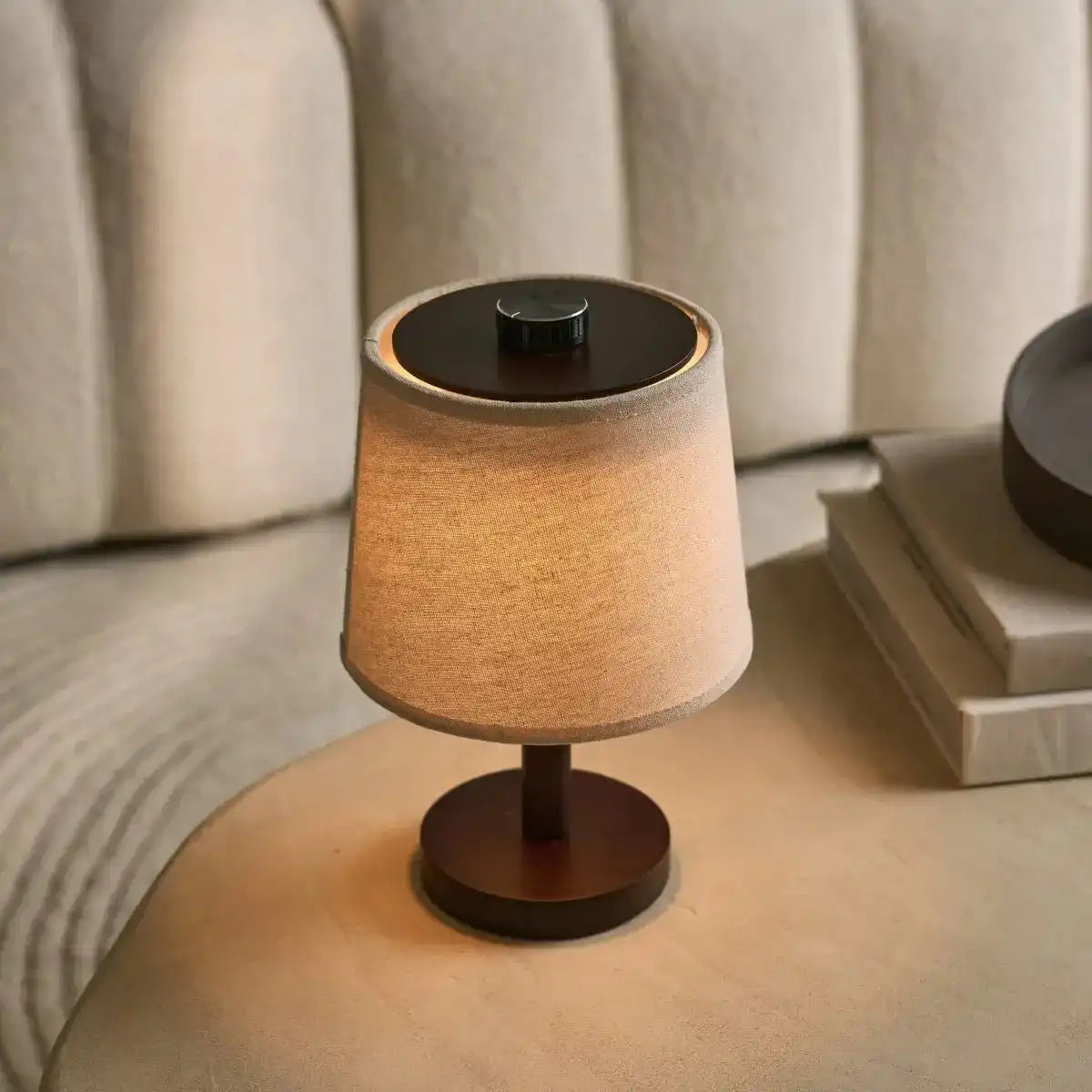 Rover dunkelbraune Holzlampe – wiederaufladbar, kabellos und dimmbarer Schirm