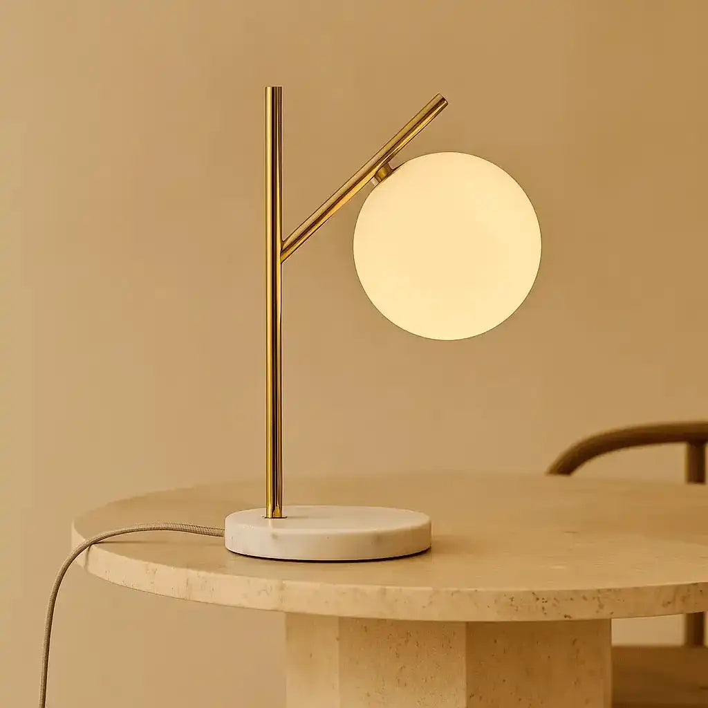 Madison Marmorlampe mit Milchglaskugel – Elegante Tischlampe