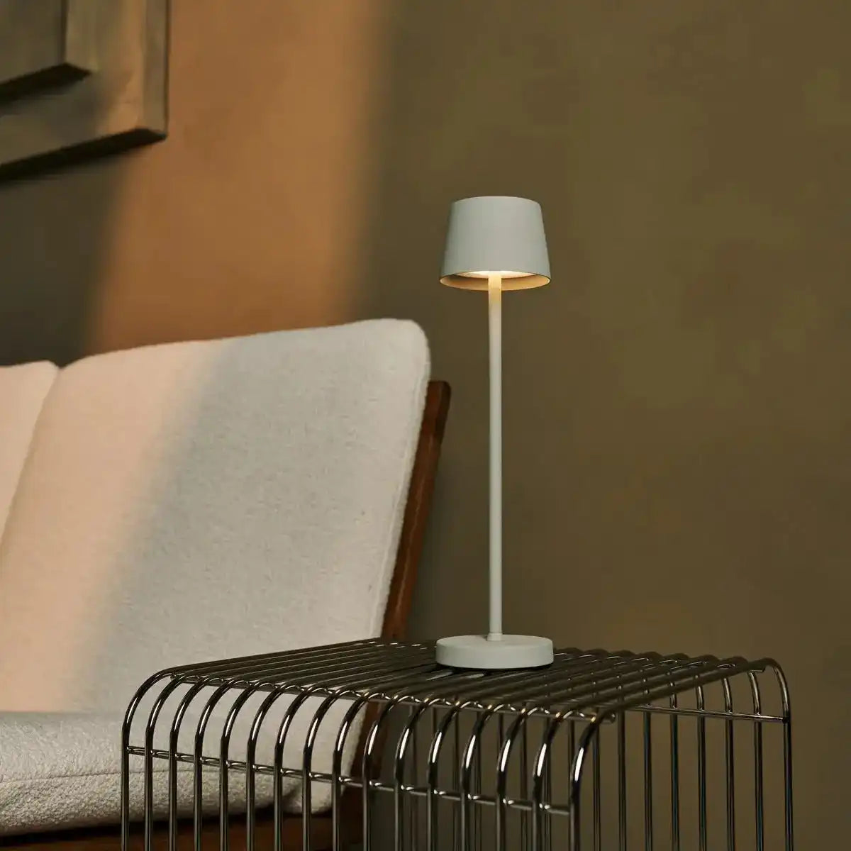 Vondel Mini Shadow Grey wiederaufladbar und schnurlose Lampe perfekt für die Gastfreundschaftsbranche - drahtlos wiederaufladbar über Ladestation