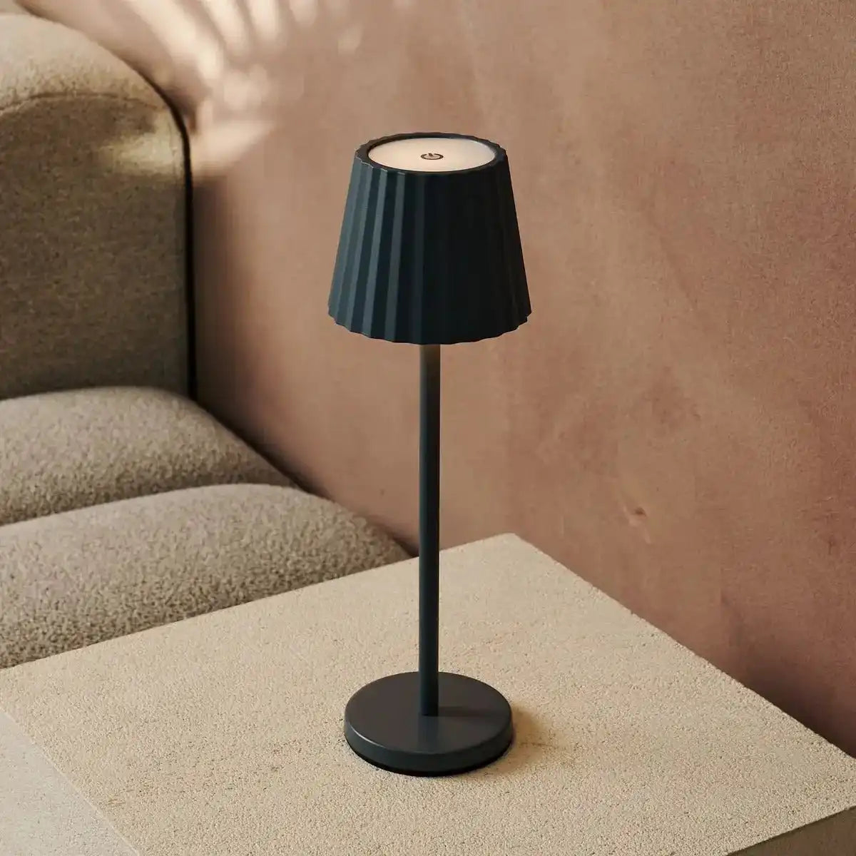 Combi-Set Professional-4 x Maya Stone Grey wiederaufladbare Tischlampen & 1 x Amstel Wireless Ladestation mit Qi-Technologie
