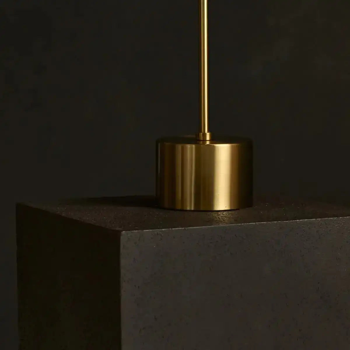 Livia goldene Metalllampe mit Holz – verstellbare LED, skandinavisches Design für Büro und Wohnzimmer