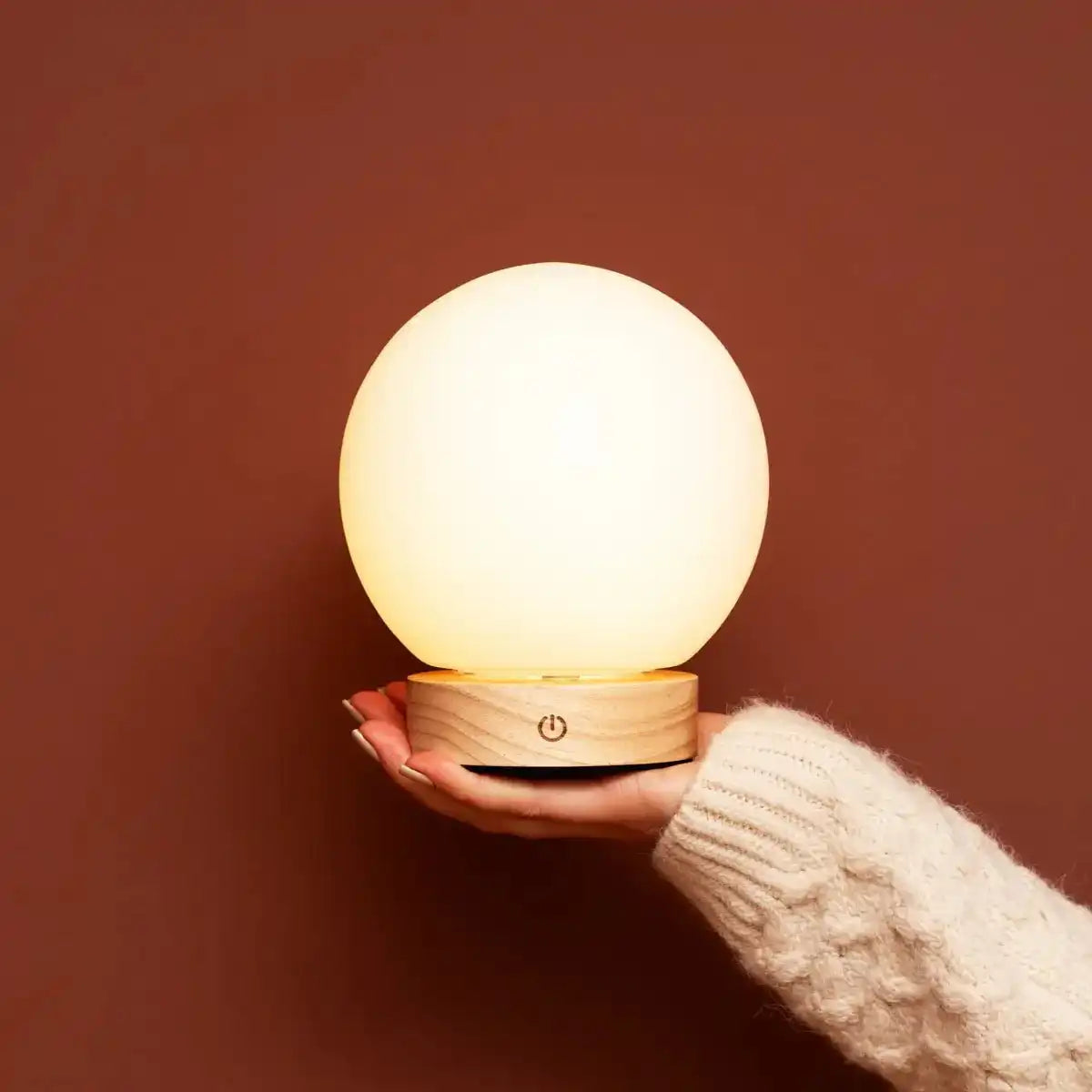Flores hellbraune Holzlampe mit Glasbirne - wiederaufladbares und dimmbares kabelloses Licht