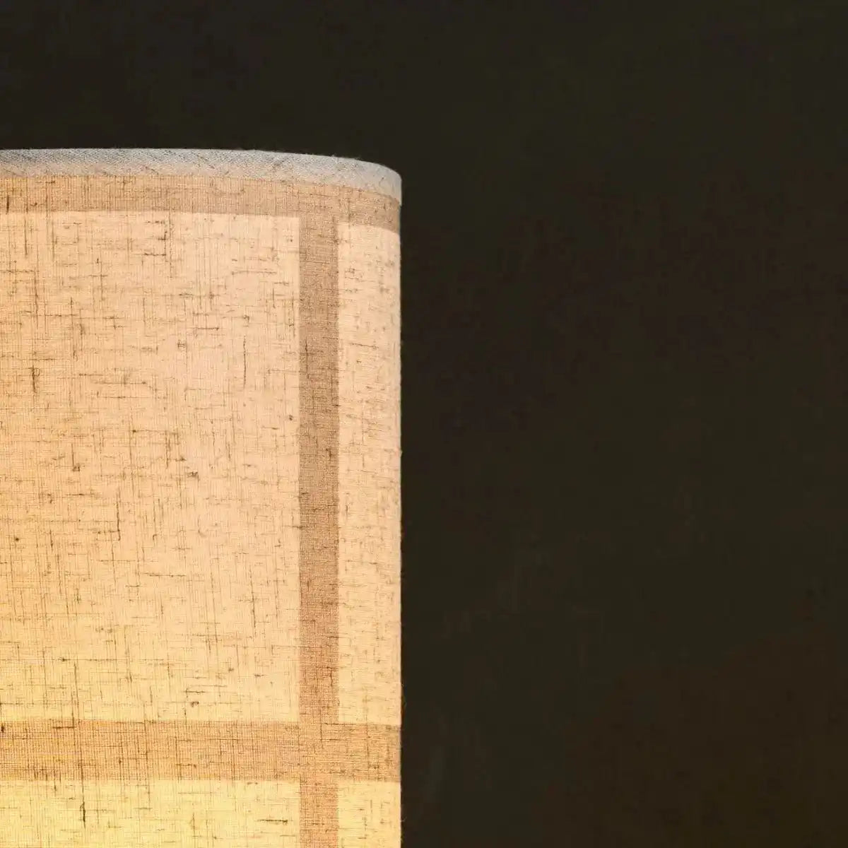 Sakura Dunkelbraune Tischlampe mit Leinenschirm | Handgefertigte und stilvolle Beleuchtung