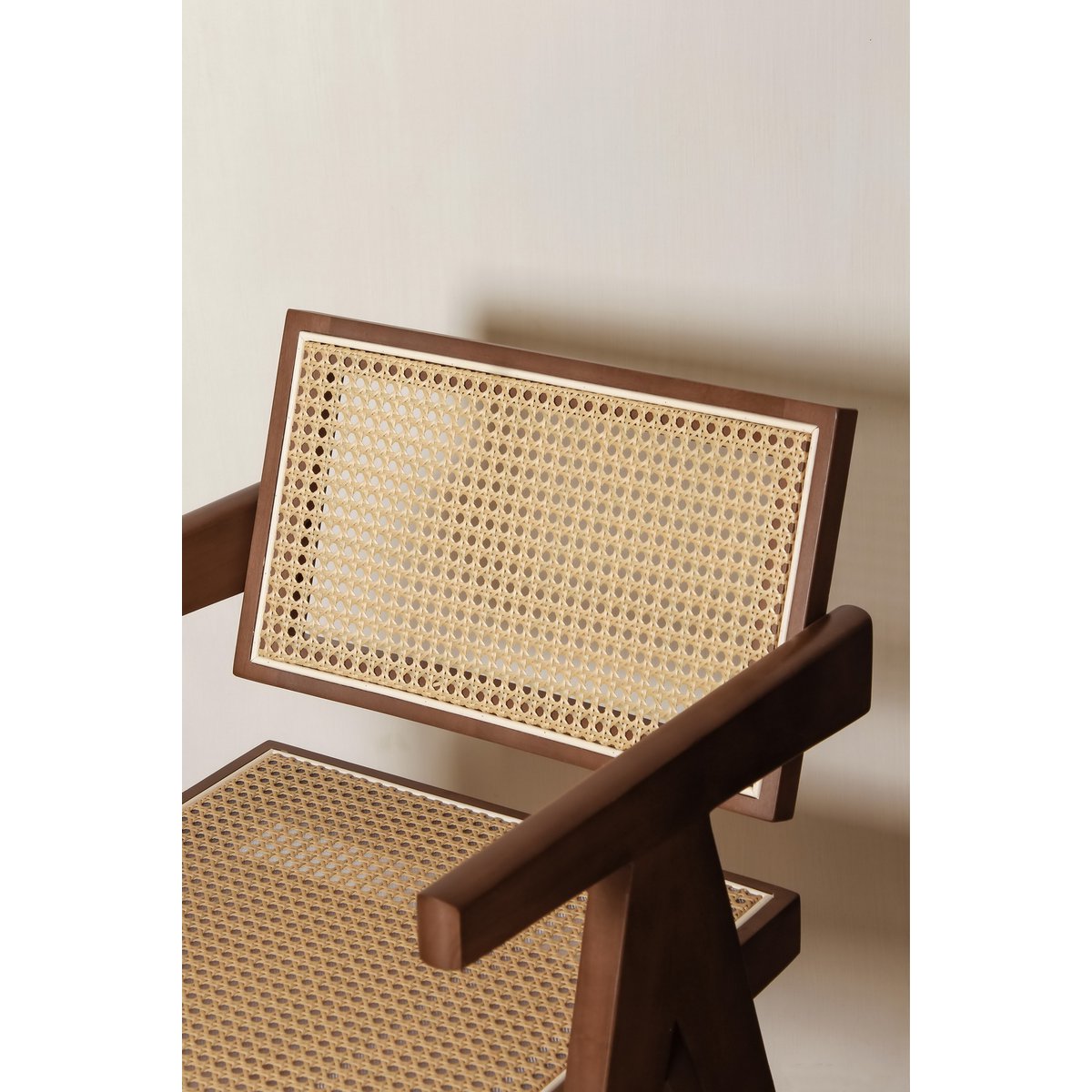 Luxuriöser Designstuhl Pierre Jeanneret in Walnussfarbe + Rattan, Top-Qualität