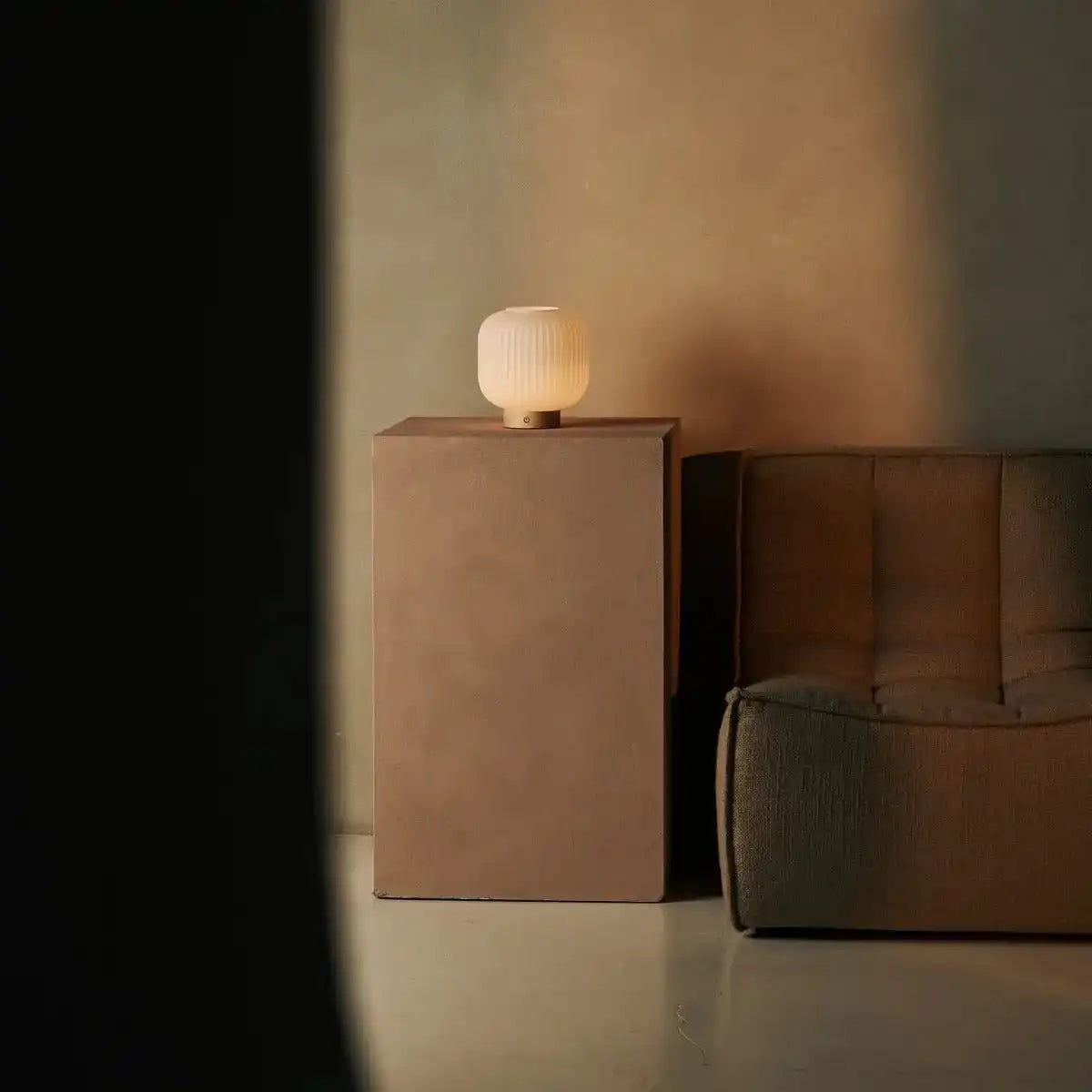 Lyla einzigartige wiederaufladbare Lampe - gefrostete Glas & Holzbasis, dimmbar, 3 Lichtmodi