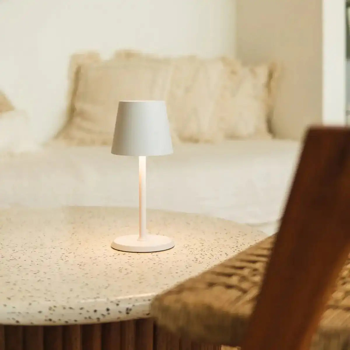 James White wiederaufladbare Tischlampe – kabellos, dimmbar und elegant