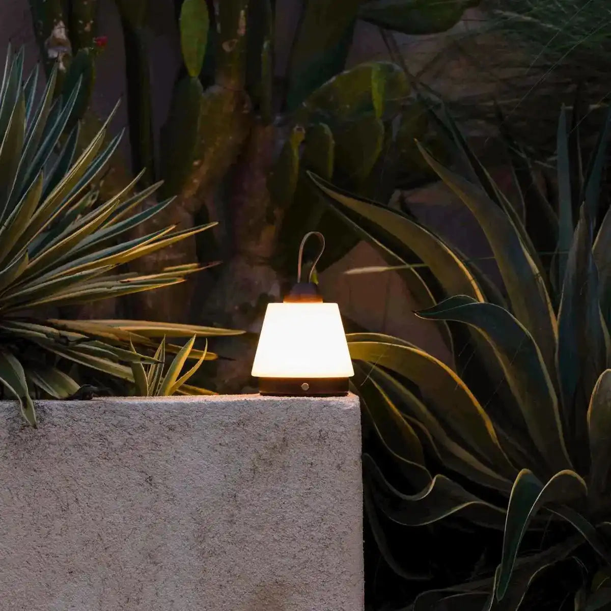 Liv Dunkelbraune wiederaufladbare Lampe – Lederband, dimmbar, 3 Lichtmodi, kabellos