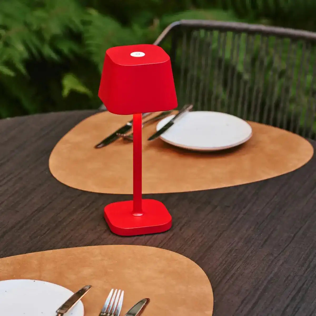 Ava Berry Red wiederaufladbare Tischlampe | Stilvoller, schnurloser Lampe und dimmbar