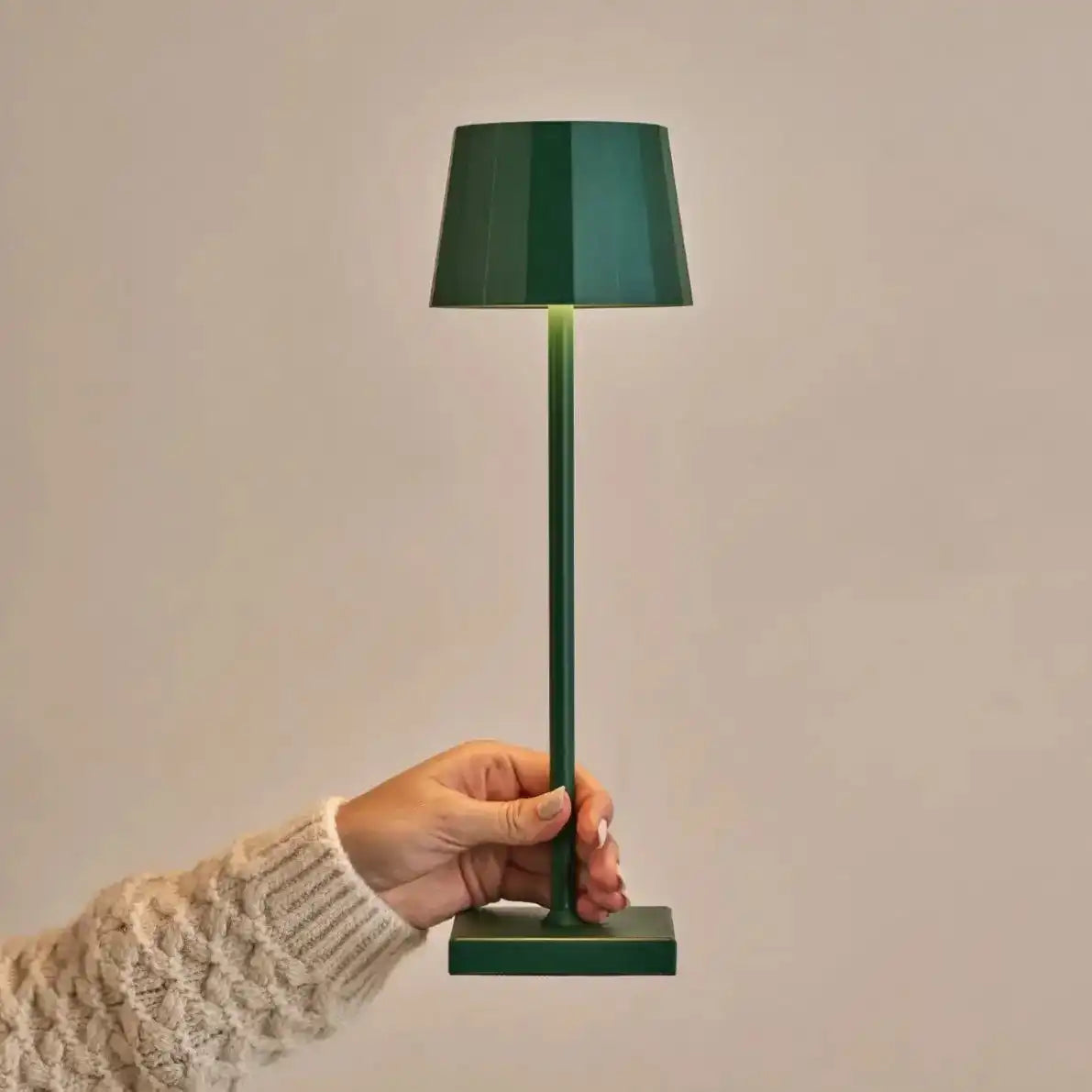 William Pine Green Wiederaufladbare Tischlampe – USB-C, dimmbar, 120-Stunden-Akku