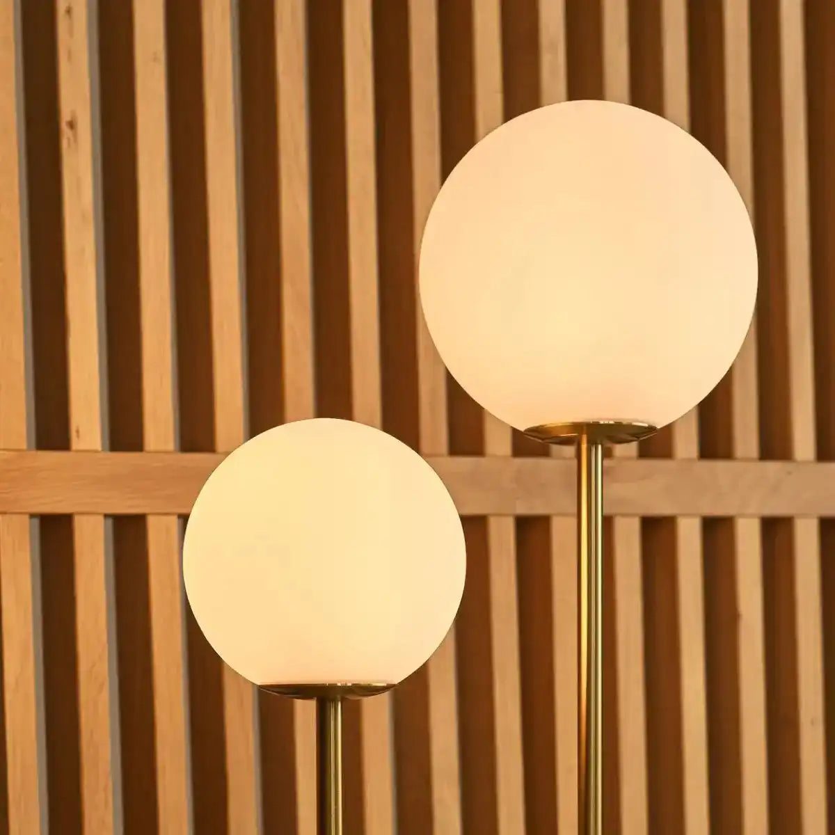 Giorgia Elegante Marmorlampe - Elegante Tischlampe mit gefrosteten Glasbirnen