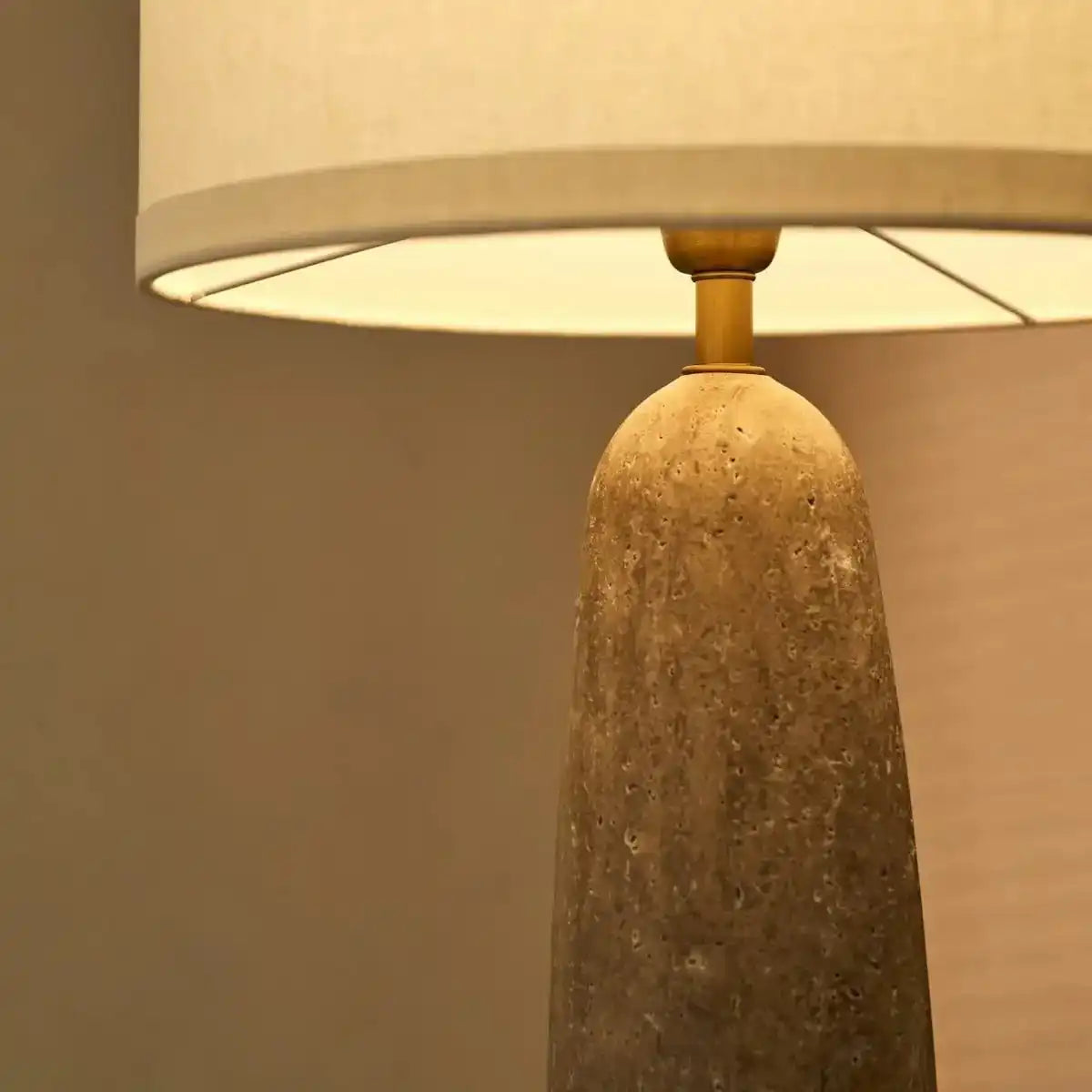 Isla-Travertinlampe mit Baumwollschirm – elegant und zeitlos