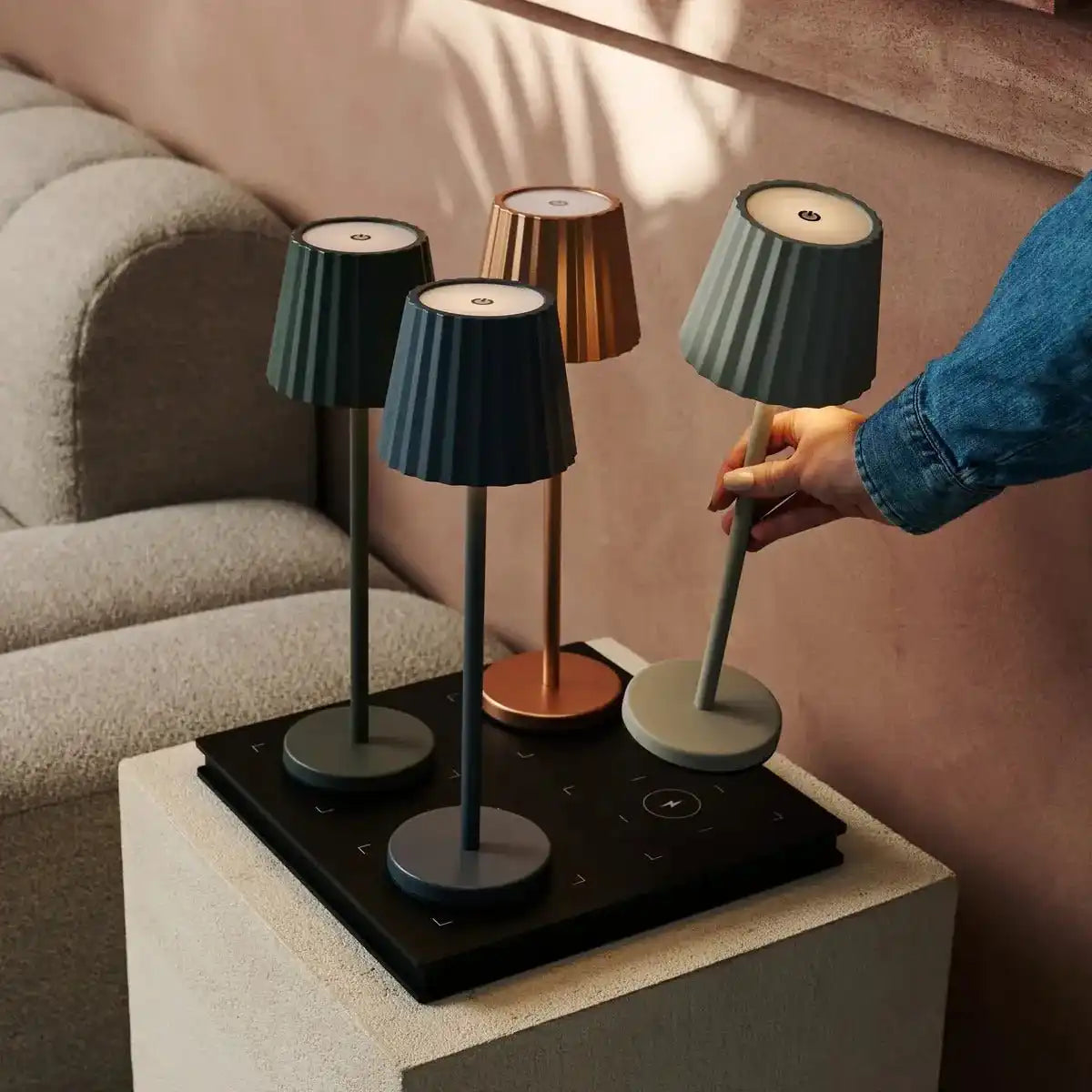 Combi-Set Professional-4 x Maya Stone Grey wiederaufladbare Tischlampen & 1 x Amstel Wireless Ladestation mit Qi-Technologie