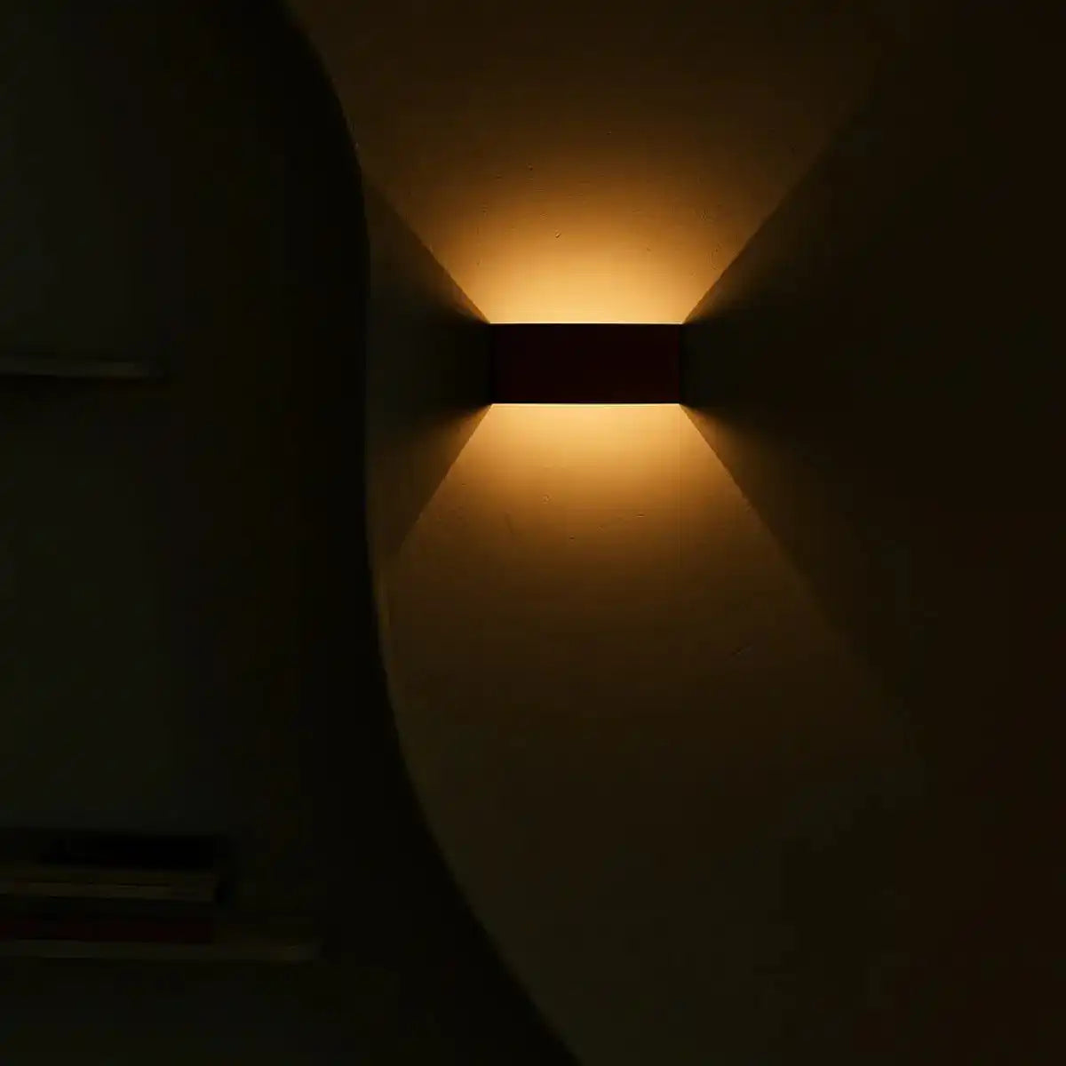 Tessa Bronze schnurlose Wandlampe einschließlich Fernbedienung, 20 Lichtmodi, dimmbares, magnetisches Suspensionssystem und mit Bewegungssensor