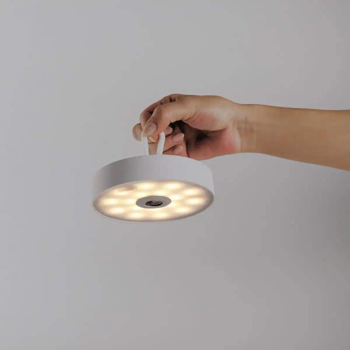 LED-Akku-Tischleuchte magnetisch "ELLA" für Außen und Innen, aus Metall und Kunststoff in Weiß , 35 cm hoch