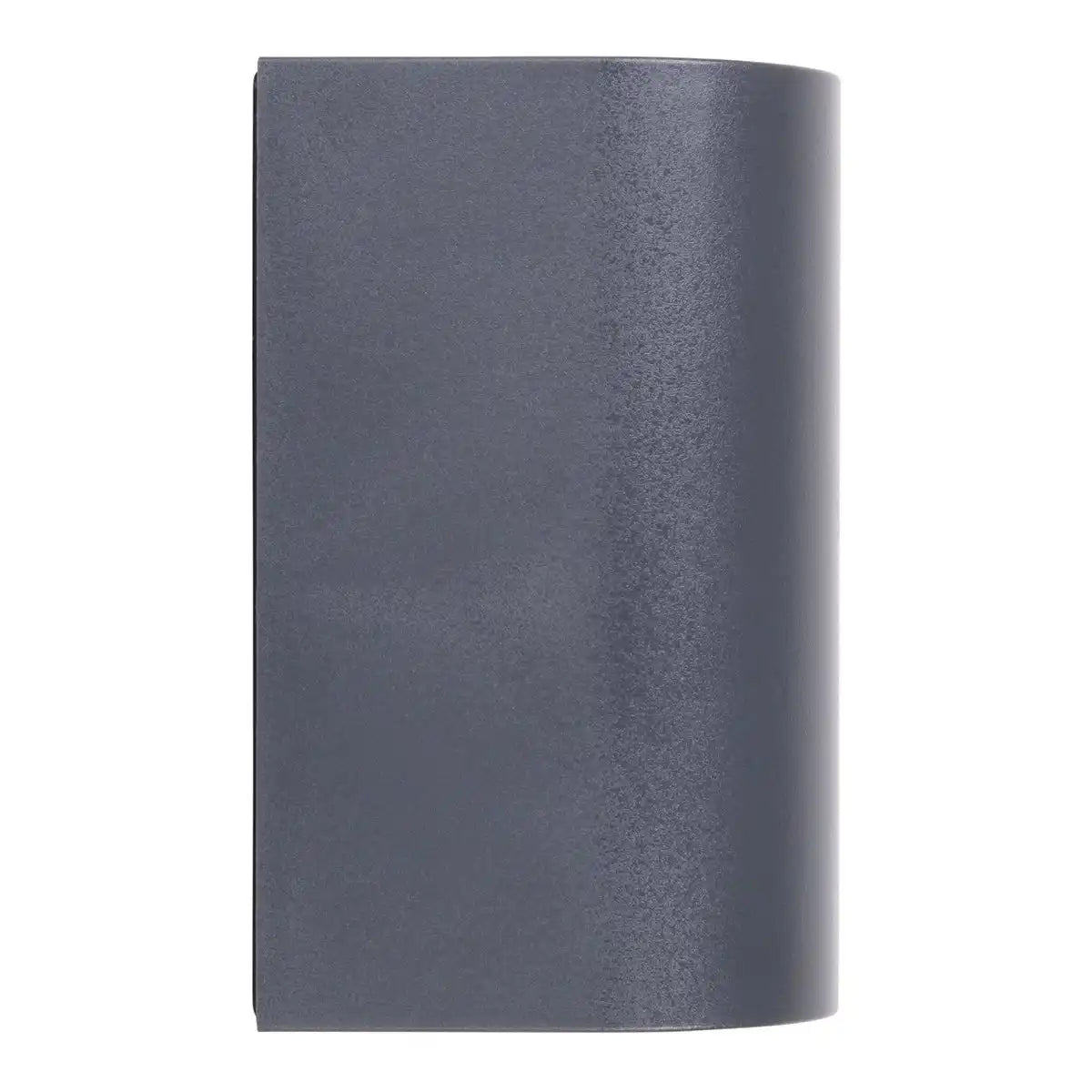 Außenwandleuchte "ALECTO" misst 6,8 x 8,8 cm und ist 15,5 cm hoch. Sie besteht aus einem hochwertigen Kunststoff mit einer leicht strukturierten Oberfläche, die wie lackiert wirkt. Zeitloses Schwarz macht die Leuchte universell einsetzbar.