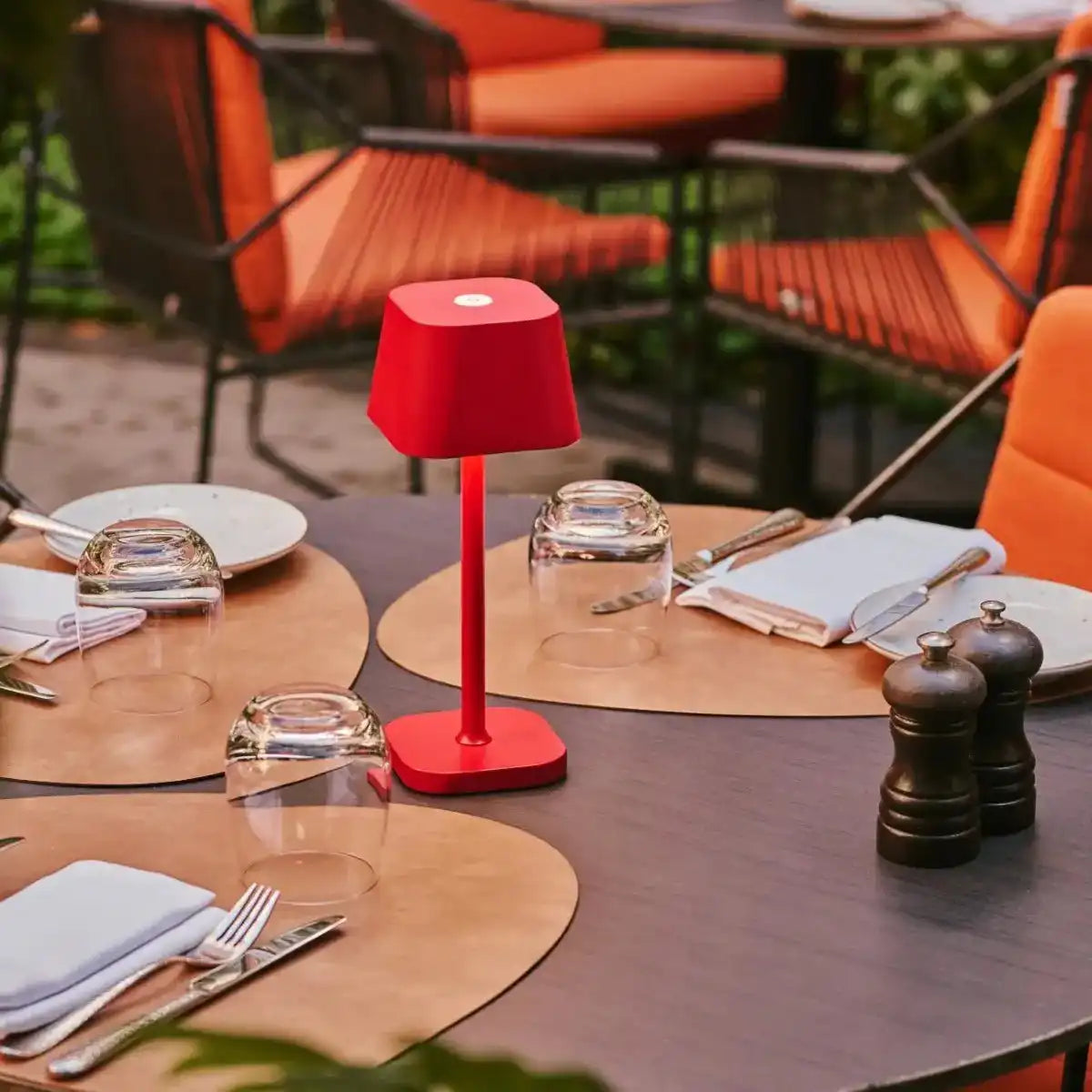 Ava Berry Red wiederaufladbare Tischlampe | Stilvoller, schnurloser Lampe und dimmbar