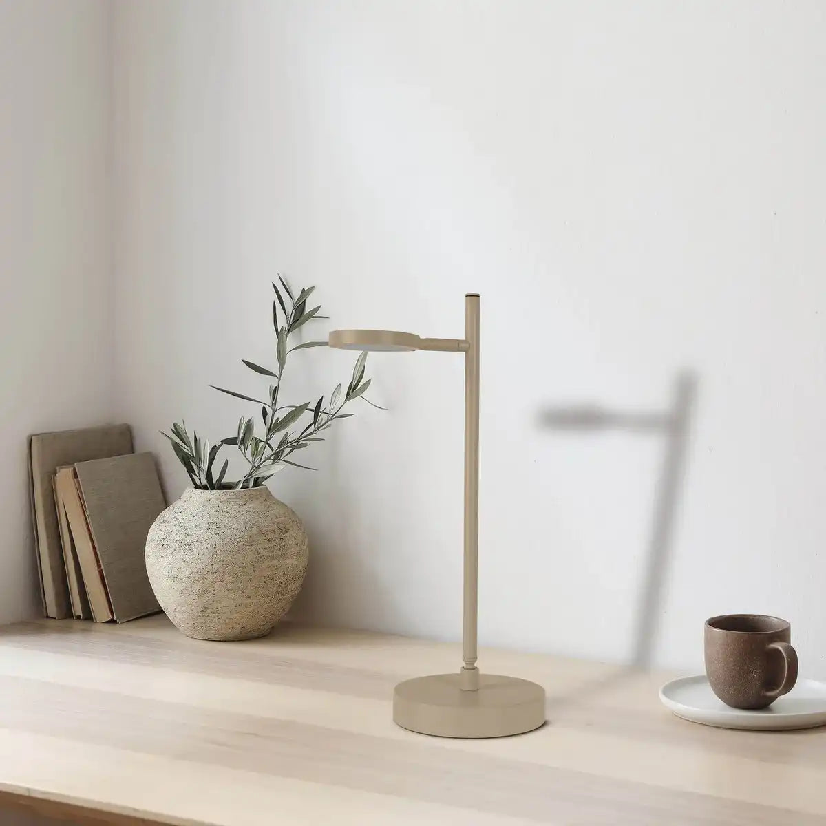 LED Akku-Tischleuchte "LUPA", 45 cm hoch, aus lackiertem Aluminium (Frosted Almonds, Pantone 481 C) und weißem Kunststoff, LED integriert, dimmbar, Touch-Sensor.