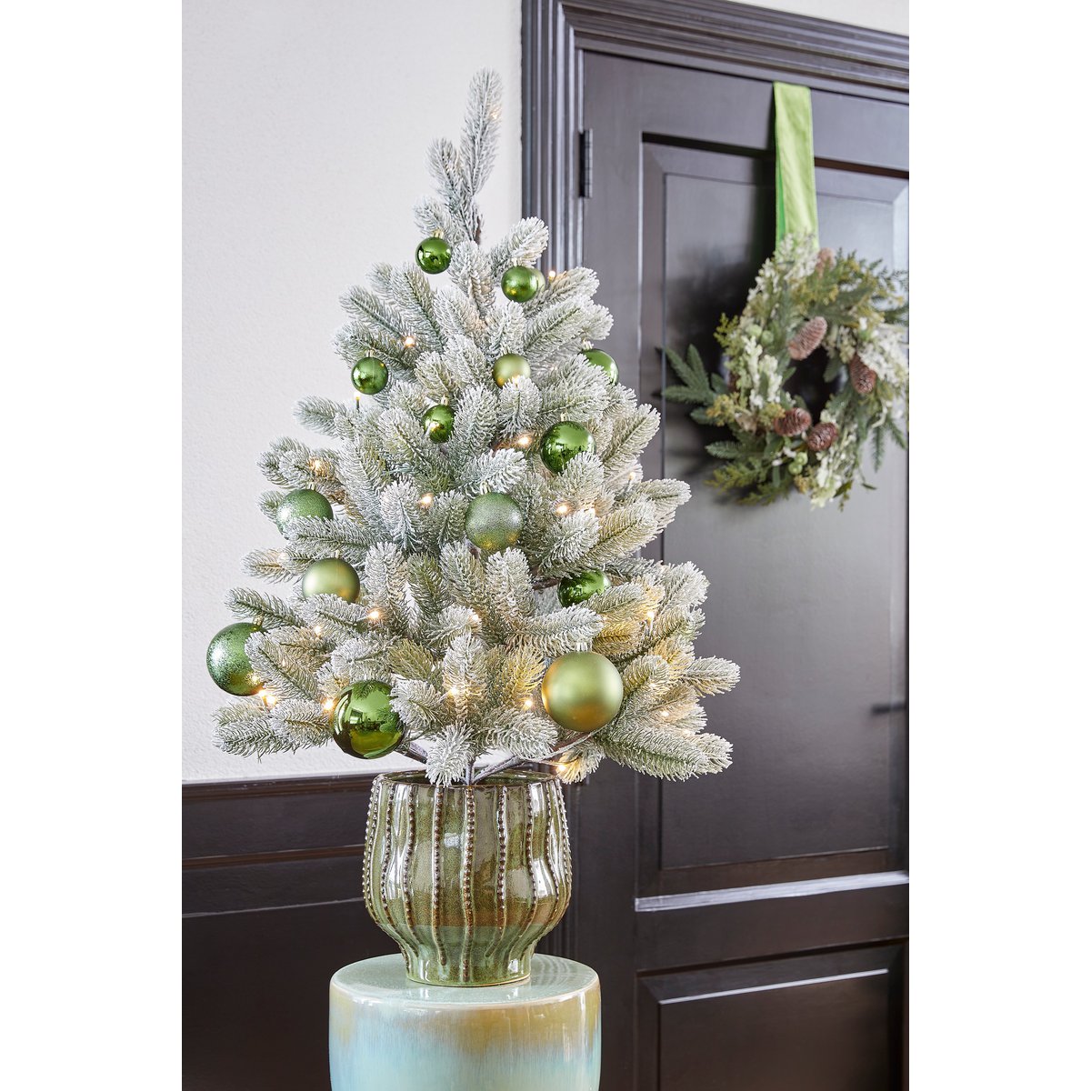 Künstlicher Weihnachtsbaum im Topf mit LED-Beleuchtung – H90 x Ø55 cm – Grün gefrostet