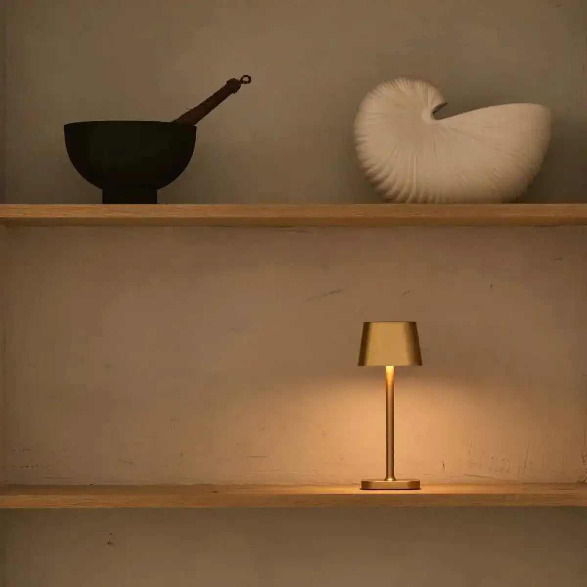 Ava Gold wiederaufladbare Tischlampe | Kabellos, dimmbar und stilvoll