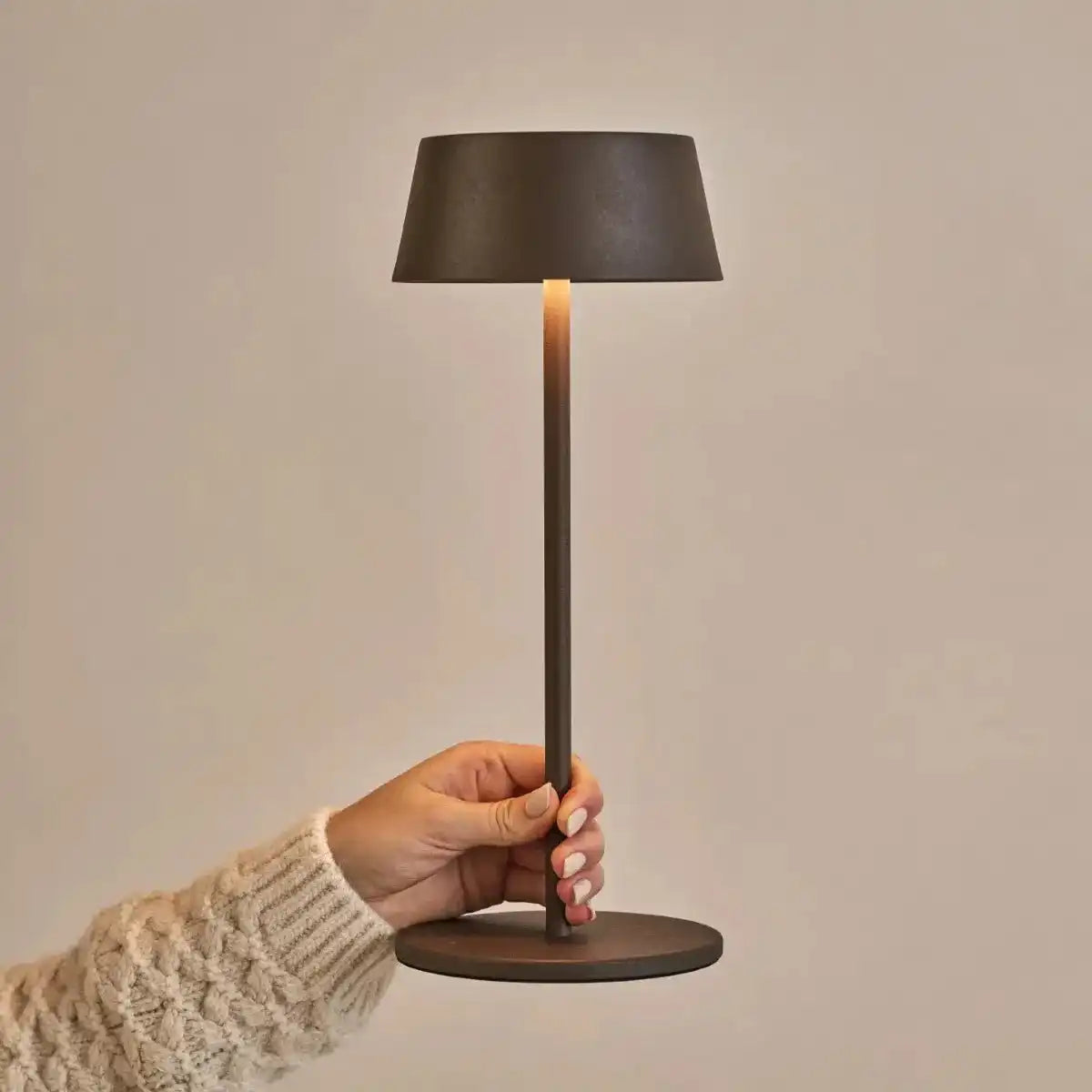 Hugo Mokkabraune wiederaufladbare Tischlampe – stilvoll, dimmbar und kabellos