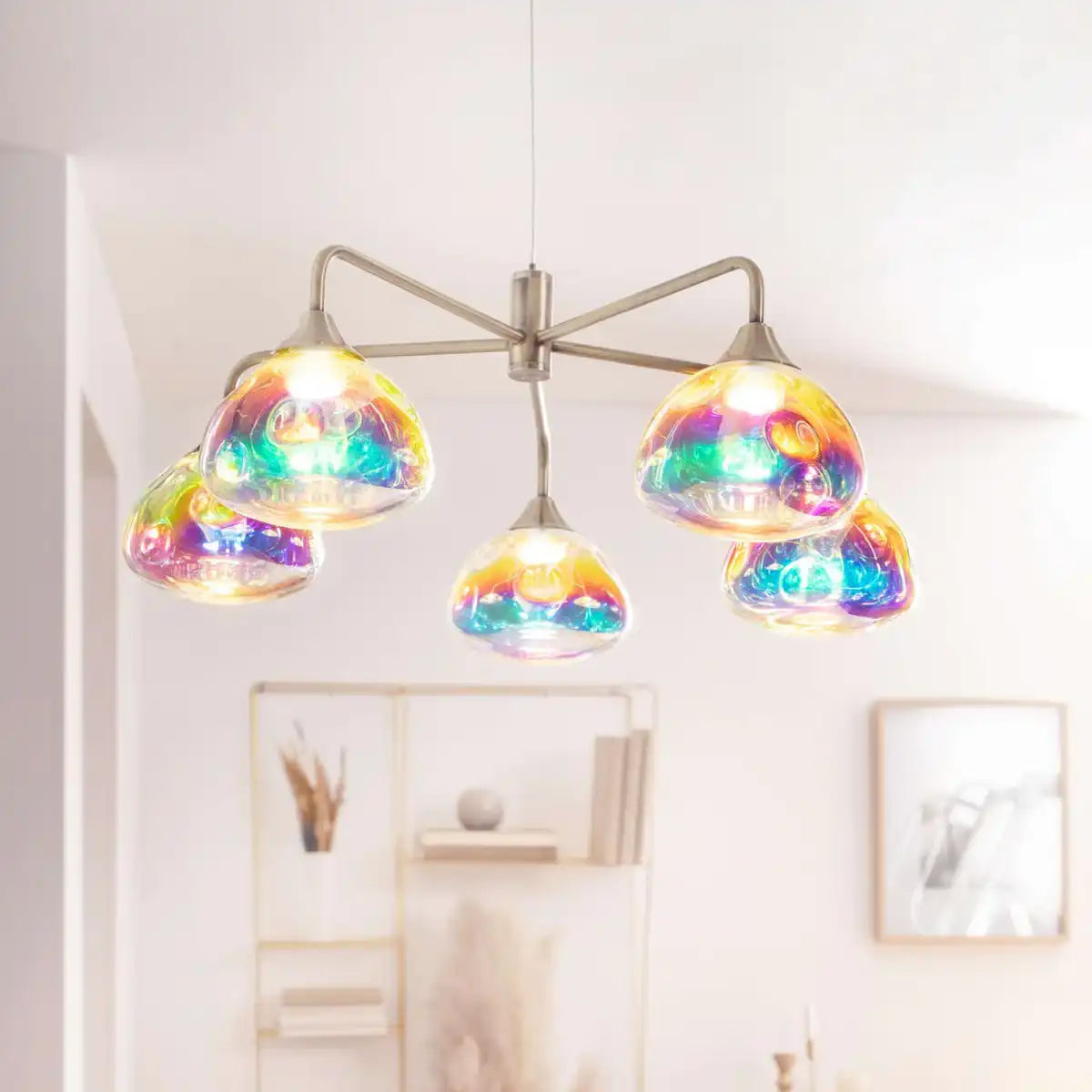 LED Pendelleuchte 5-flammig "Varna", Pendellampe aus messingfarbenem Metall und irisierendem Glas, fest verbaute LEDs, 50 cm Durchmesser, stilvolle Beleuchtung für Wohnzimmer, Esszimmer oder Diele