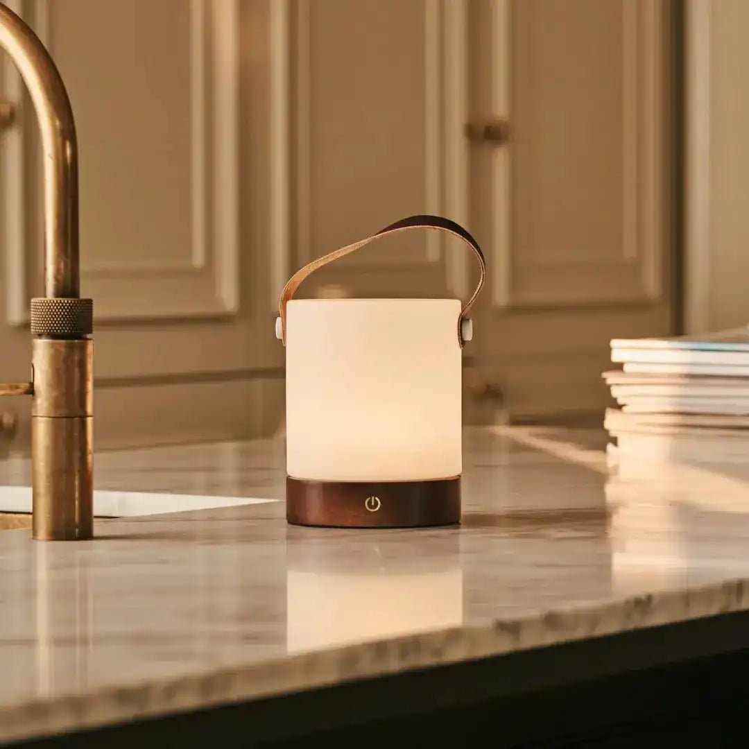 Avery dunkelbraune wiederaufladbare Tischlampe aus Holz – kabellos und dimmbar mit Lederband