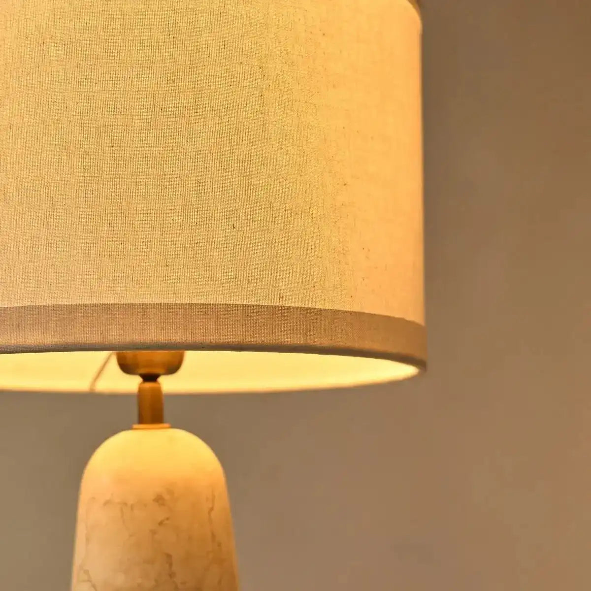 Charlotte Marmorlampe mit Baumwollschirm – Elegante Beleuchtung für Ihr Zuhause