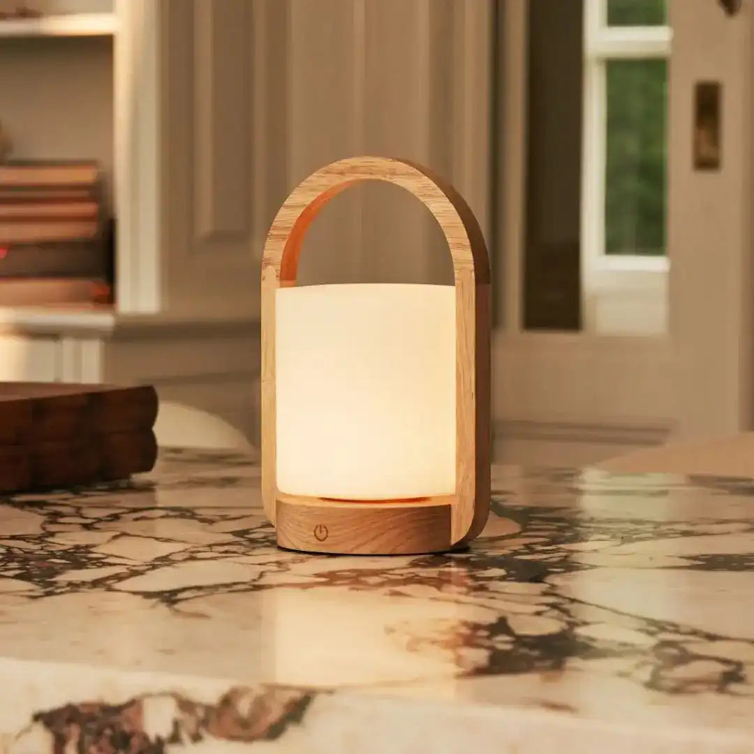 George Hellbraune wiederaufladbare Holzlampe – Glas, Griff und bis zu 100 Stunden Akku