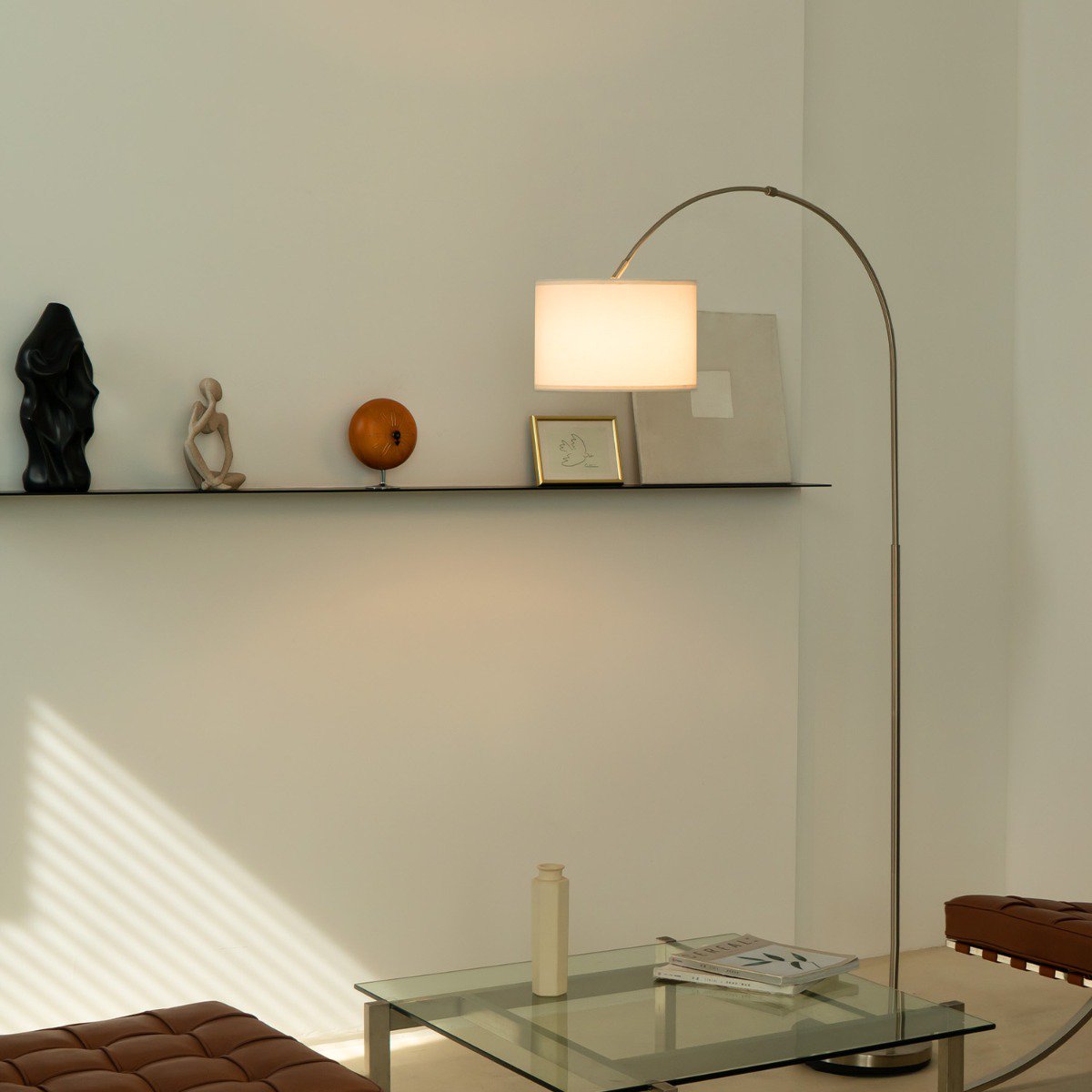 Moderne Bogen-Stehlampe – Duke – gebürsteter Stahl – Weiß