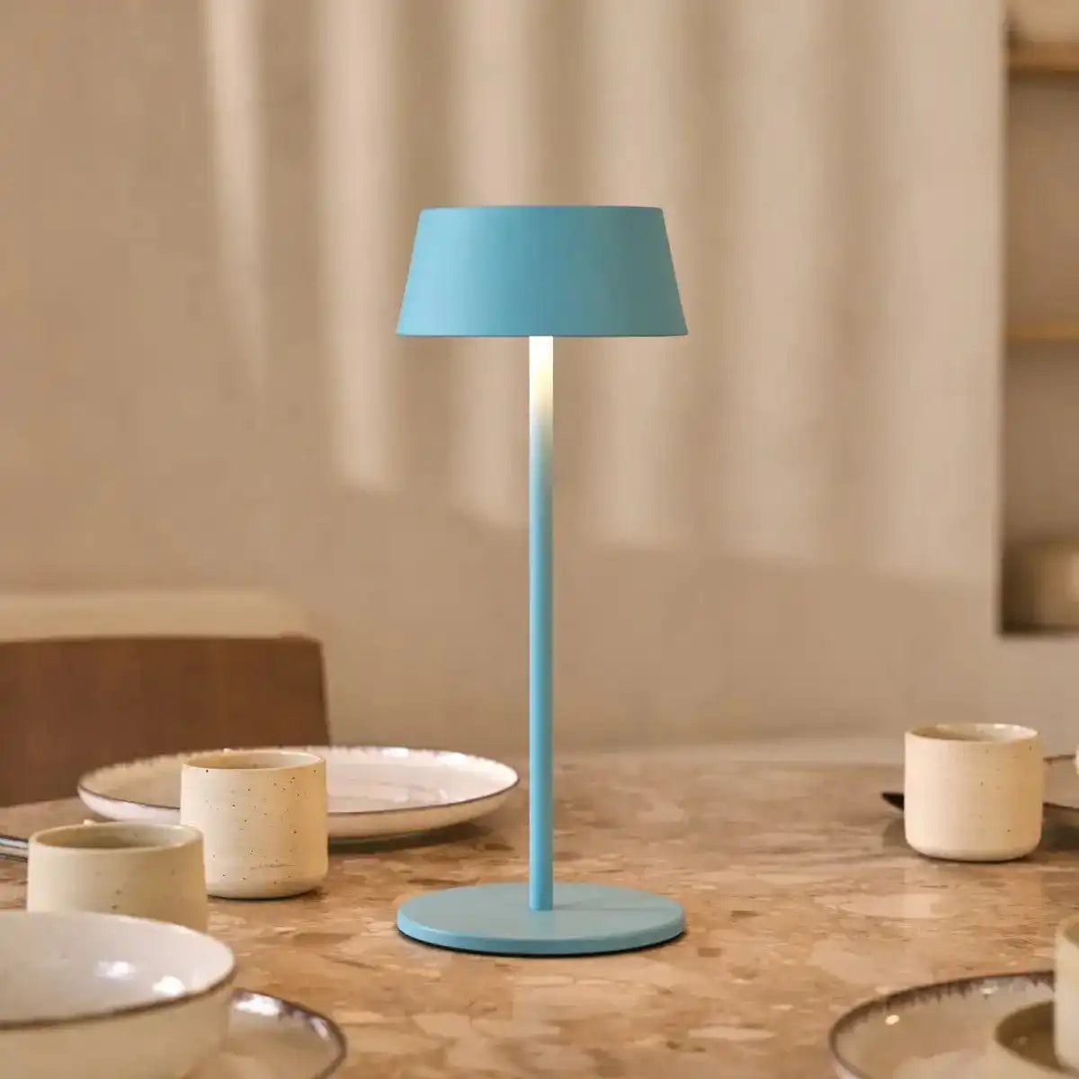 Hugo Amsterdams blaue wiederaufladbare Tischlampe aus Eisen – dimmbar, stilvoll und kabellos