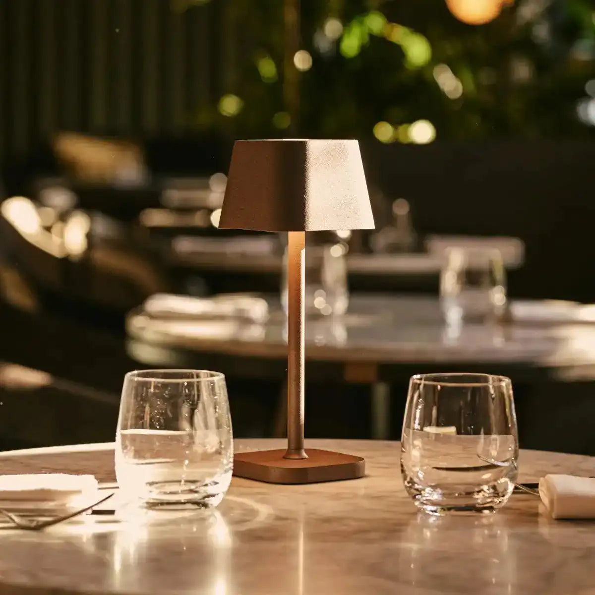 Ava Mokkabraune wiederaufladbare Tischlampe | Kabellos und dimmbar