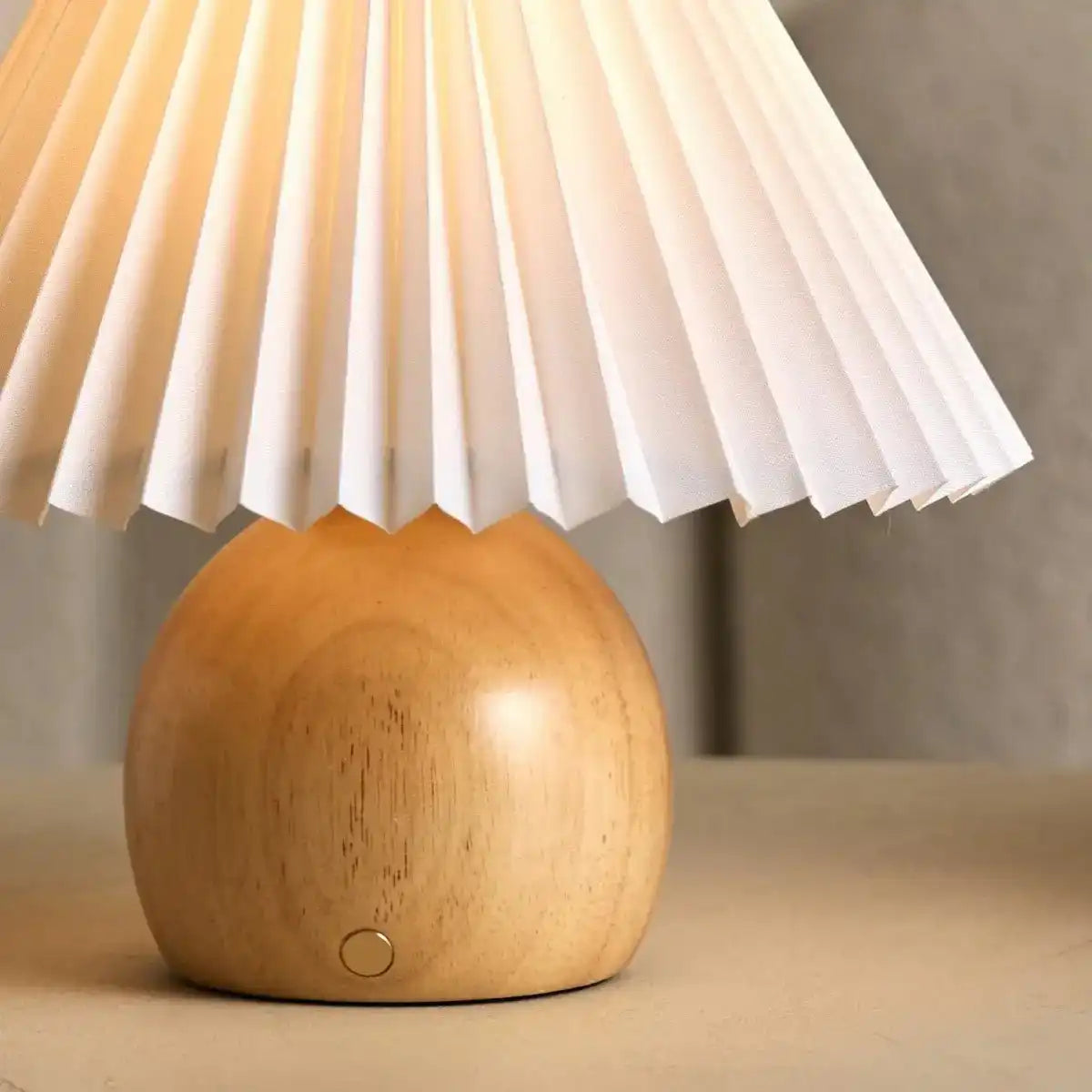 Nathalie Hellbraune moderne und retro wiederaufladbare Lampe, dimmbar, Holz und Papier, wunderschöner Papierschirm