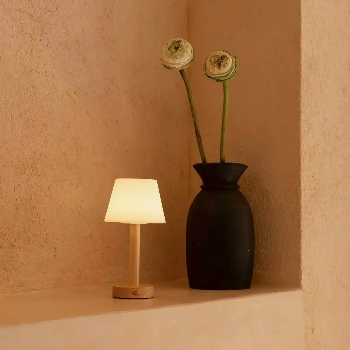 Zoë Hellbraune wiederaufladbare Tischlampe aus Holz | Dimmbar, USB-C, 80-Stunden-Akku