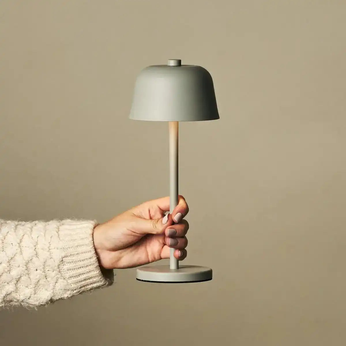 Anton Shadow Grey wiederaufladbare Tischlampe | Stilvolle und schnurlose Beleuchtung