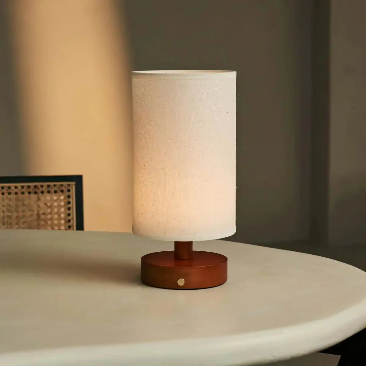 Ben Chestnut Brown Tischlampe aus Holz – wiederaufladbar, dimmbar, USB-C-betrieben