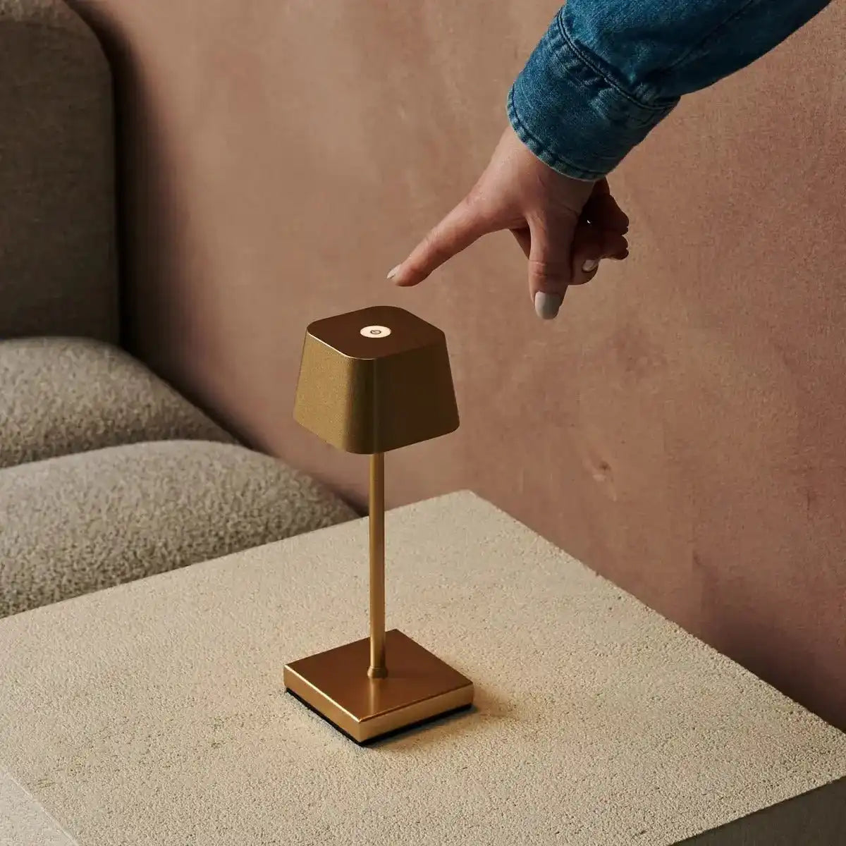 Sarphati Mini Gold Cordless Tischlampe Perfekt für Gastfreundschaftsbranche - drahtlose wiederaufladbare über Ladestation, dimmbare Lampe und 3 Lichtmodi