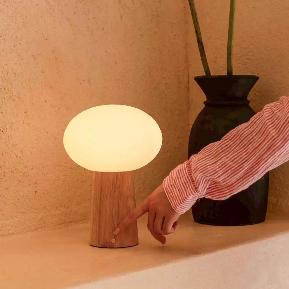 Max hellbraunes Holz wiederaufladbarer Tischlampe mit Glas & wiederaufladbarem Akku | Dimmbare und vielseitige Beleuchtung