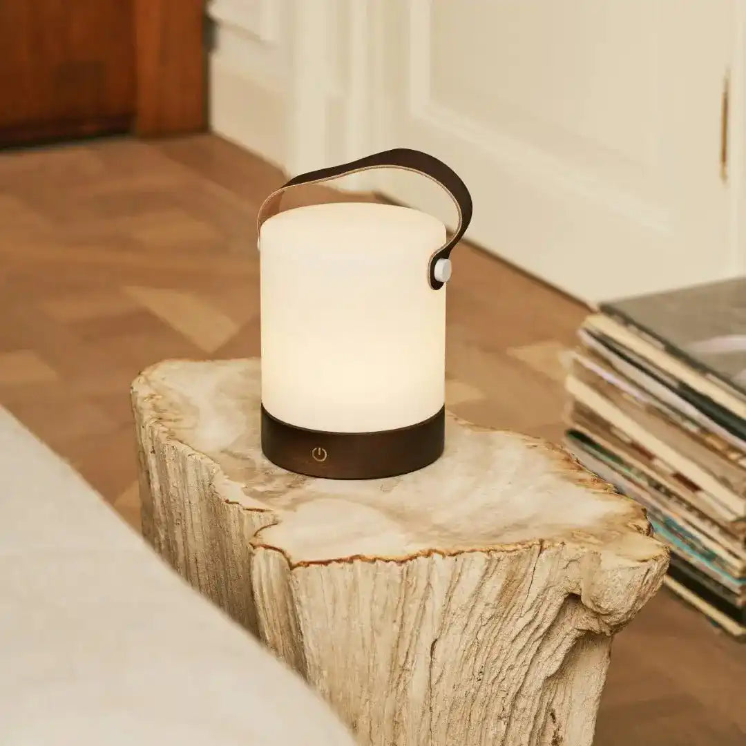 Avery dunkelbraune wiederaufladbare Tischlampe aus Holz – kabellos und dimmbar mit Lederband