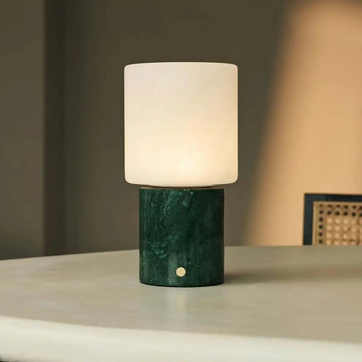 CuYP Green / Verde Alpi - Marmor wiederaufladbare Tischlampe - Schnurlos, USB -wiederaufladbar und bis zu 100 Stunden Laufzeit