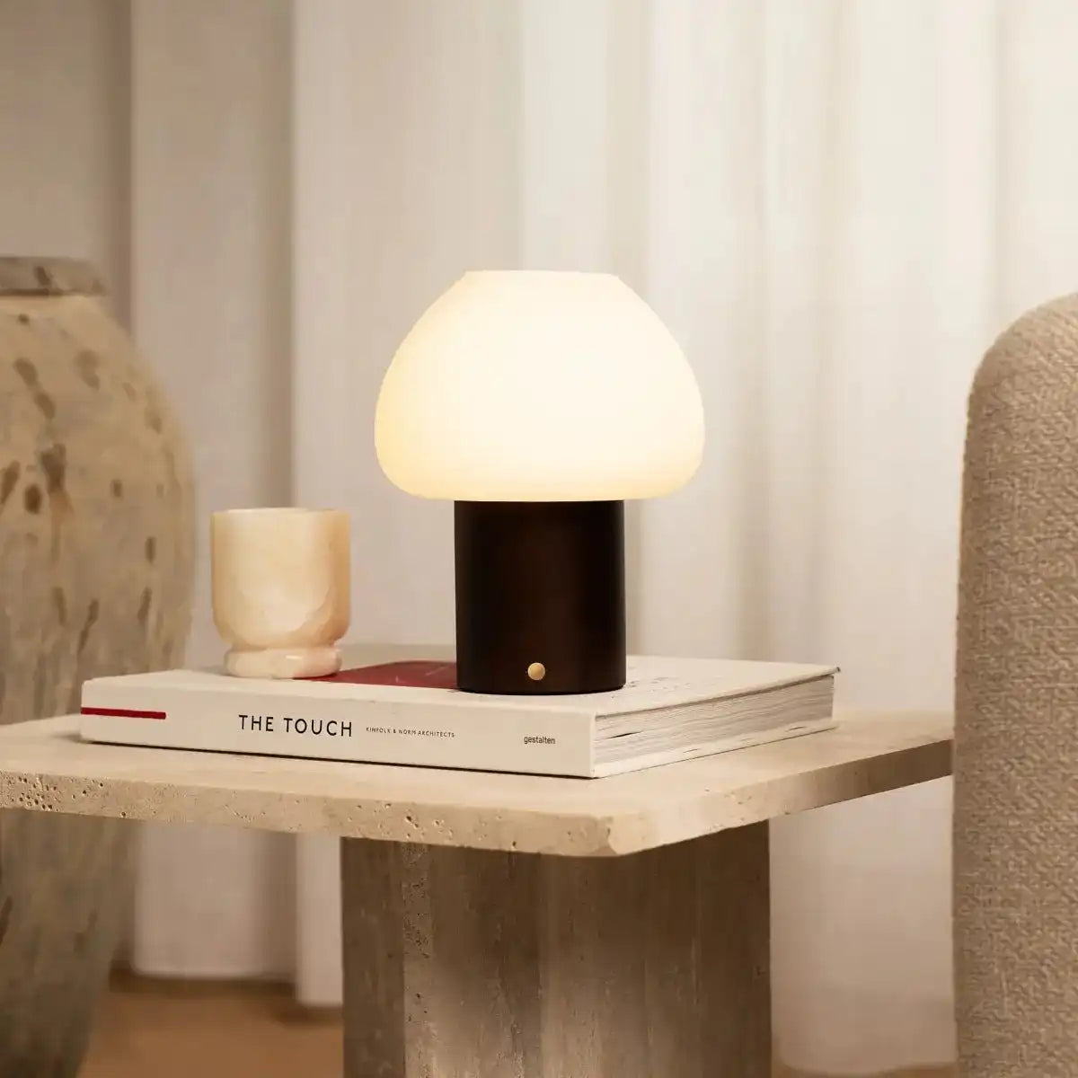 Dunkelbraune Holzlampe Fynn – wiederaufladbares und dimmbares Licht