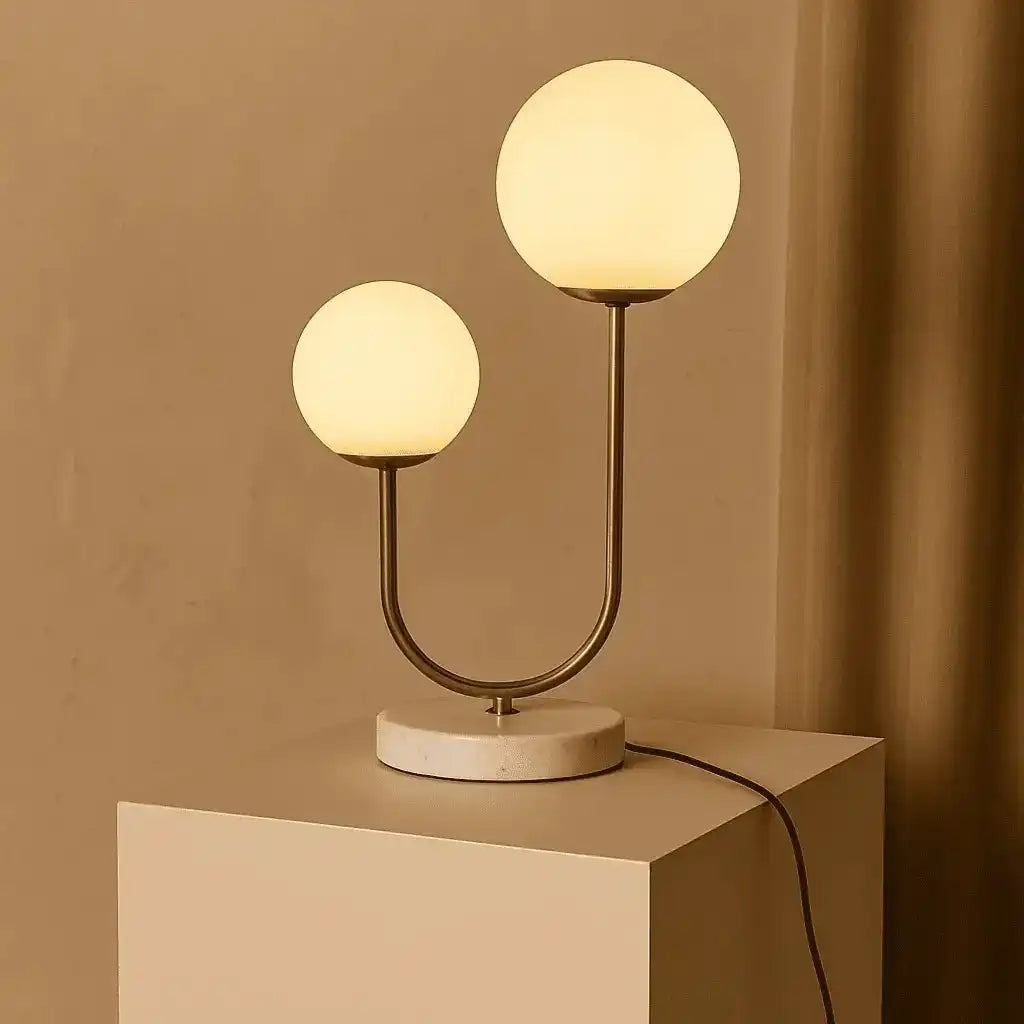 Giorgia Elegante Marmorlampe - Elegante Tischlampe mit gefrosteten Glasbirnen