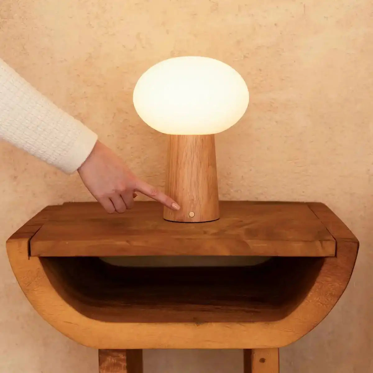 Max hellbraunes Holz wiederaufladbarer Tischlampe mit Glas & wiederaufladbarem Akku | Dimmbare und vielseitige Beleuchtung